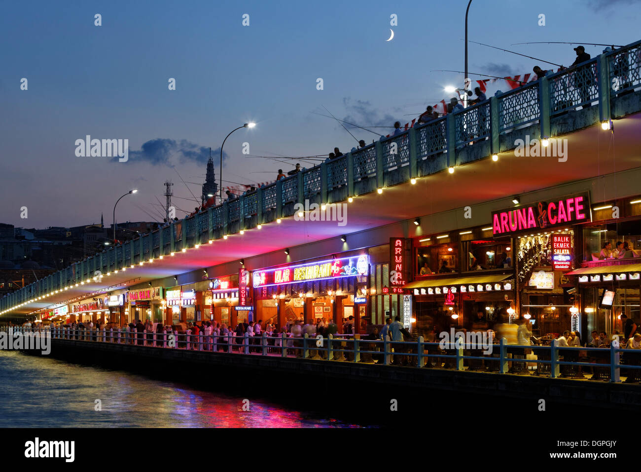 I pescatori e i ristoranti sul Ponte di Galata, Golden Horn, Istanbul, parte europea, Turchia, Europa PublicGround Foto Stock