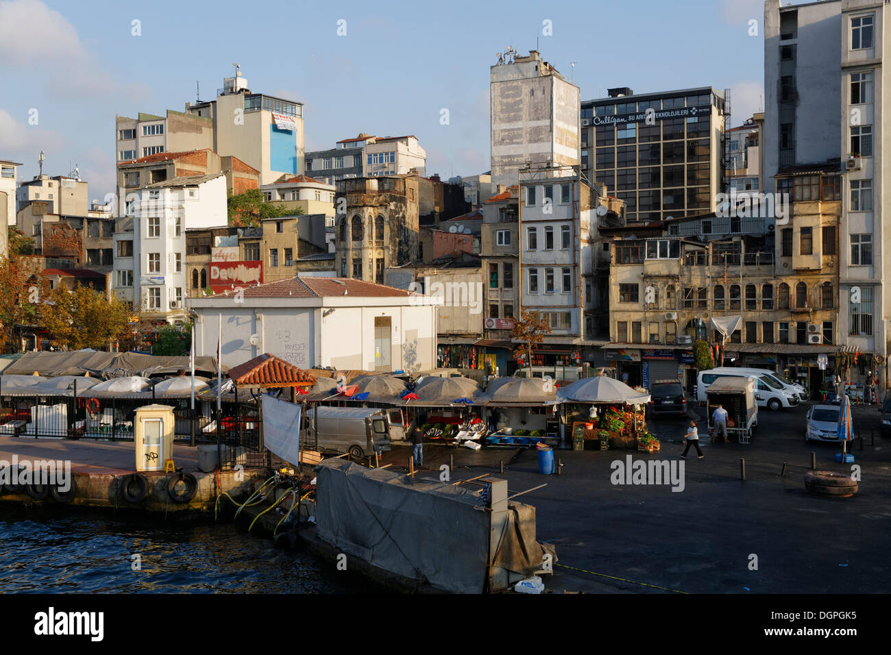 Case decrepite e un mercato in Karakoey, Golden Horn, Istanbul, parte europea, Turchia, Europa PublicGround Foto Stock