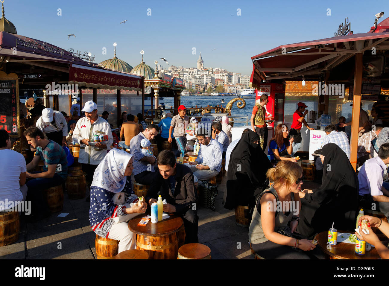 Ristoranti di pesce, Golden Horn, Eminoenue, Torre Galata sul retro, Istanbul, parte europea, Turchia, Europa PublicGround Foto Stock