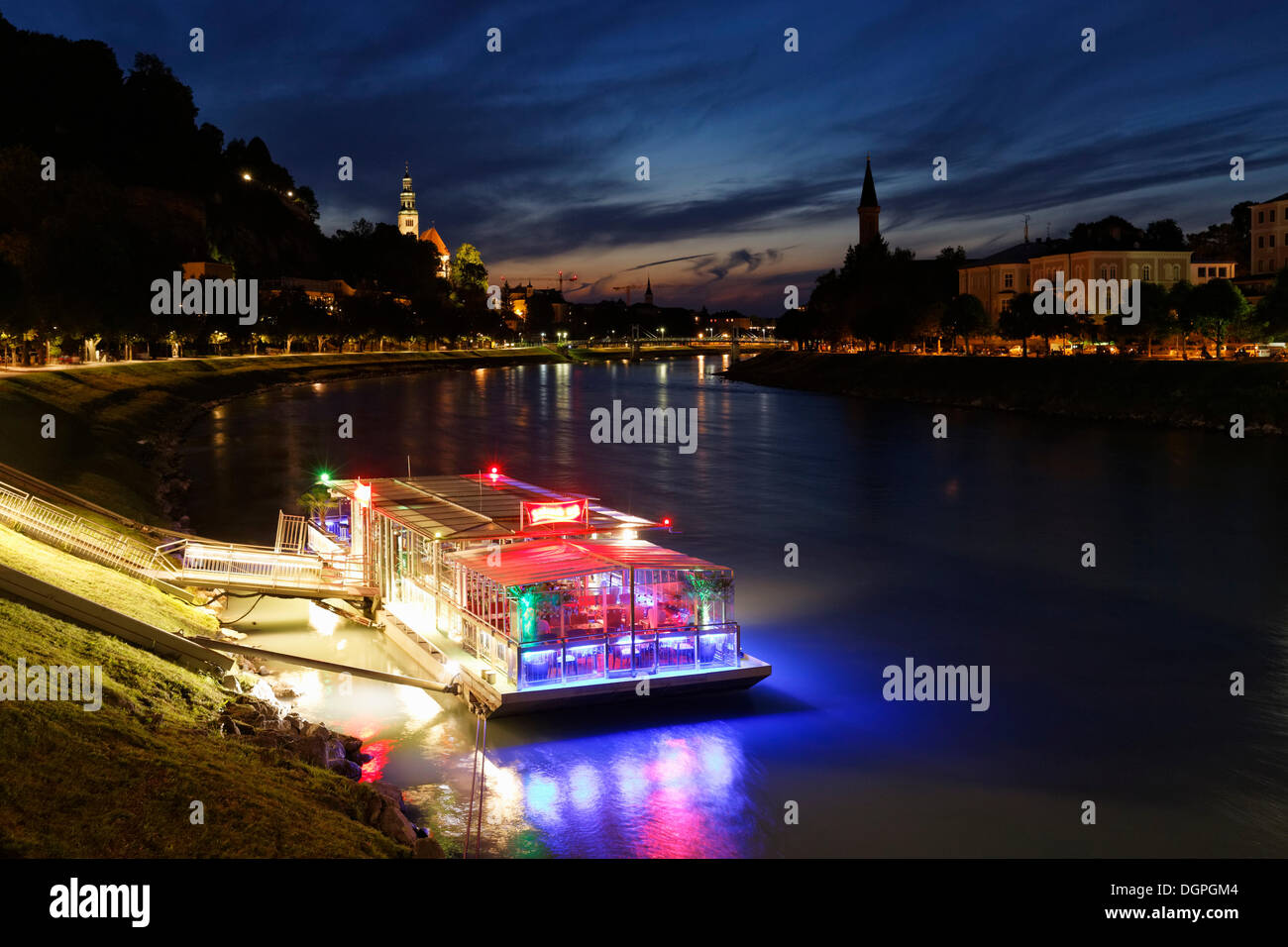 Salzach-Insel-bar, bar galleggiante sul fiume Salzach, Sant Agostino la Chiesa in Muelln, sinistra, Salisburgo, Austria, Europa Foto Stock