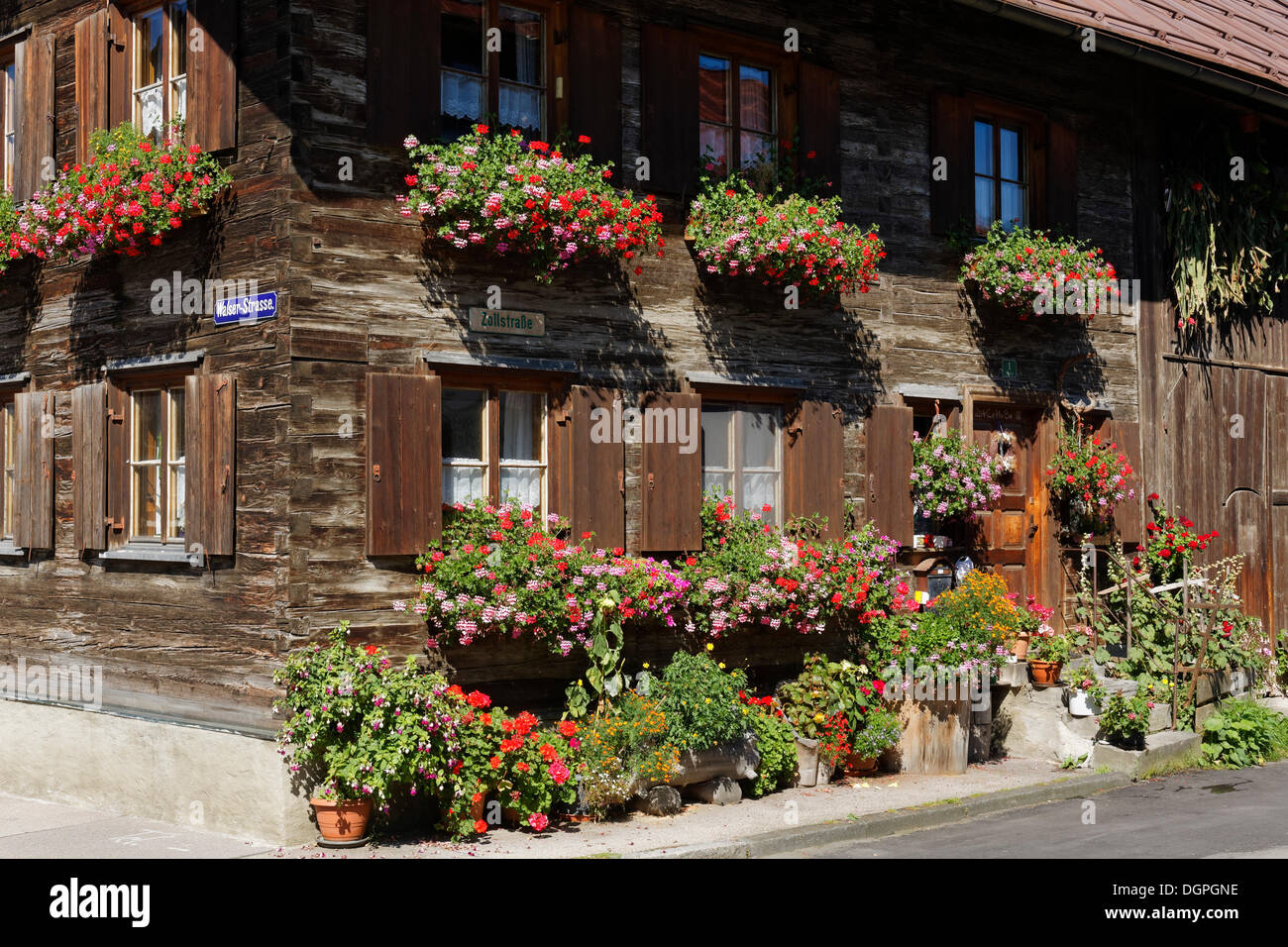 Vecchia casa in legno in Zollstrasse, Oberstdorf, Superiore Allgaeu, Allgaeu, Svevia, Baviera, PublicGround Foto Stock