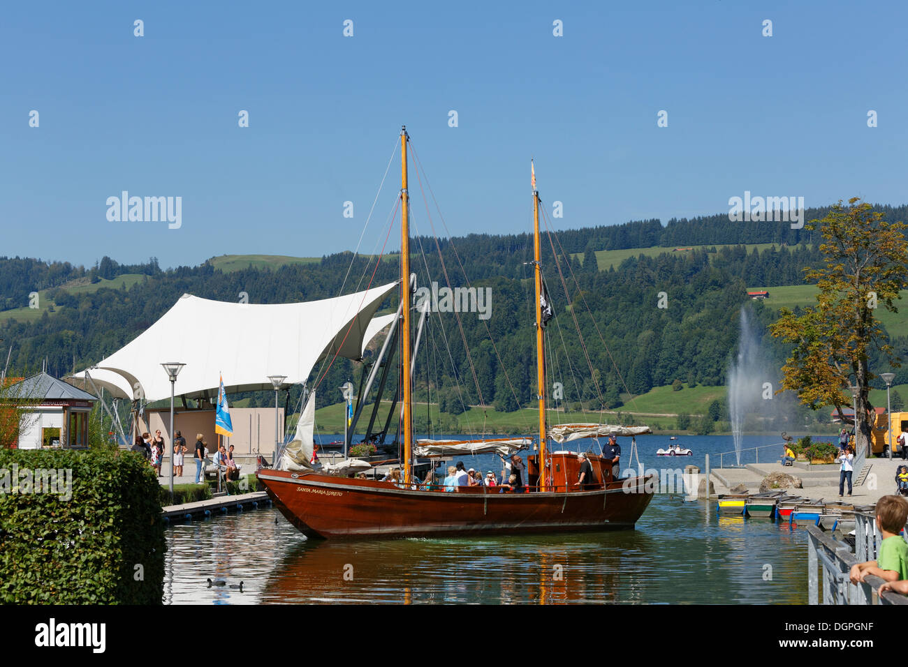 Storico lago Alpsee barca a vela, Laedine, Santa Maria di Loreto, Grosser Alpsee lago in Buehl, comunità di Immenstadt Foto Stock