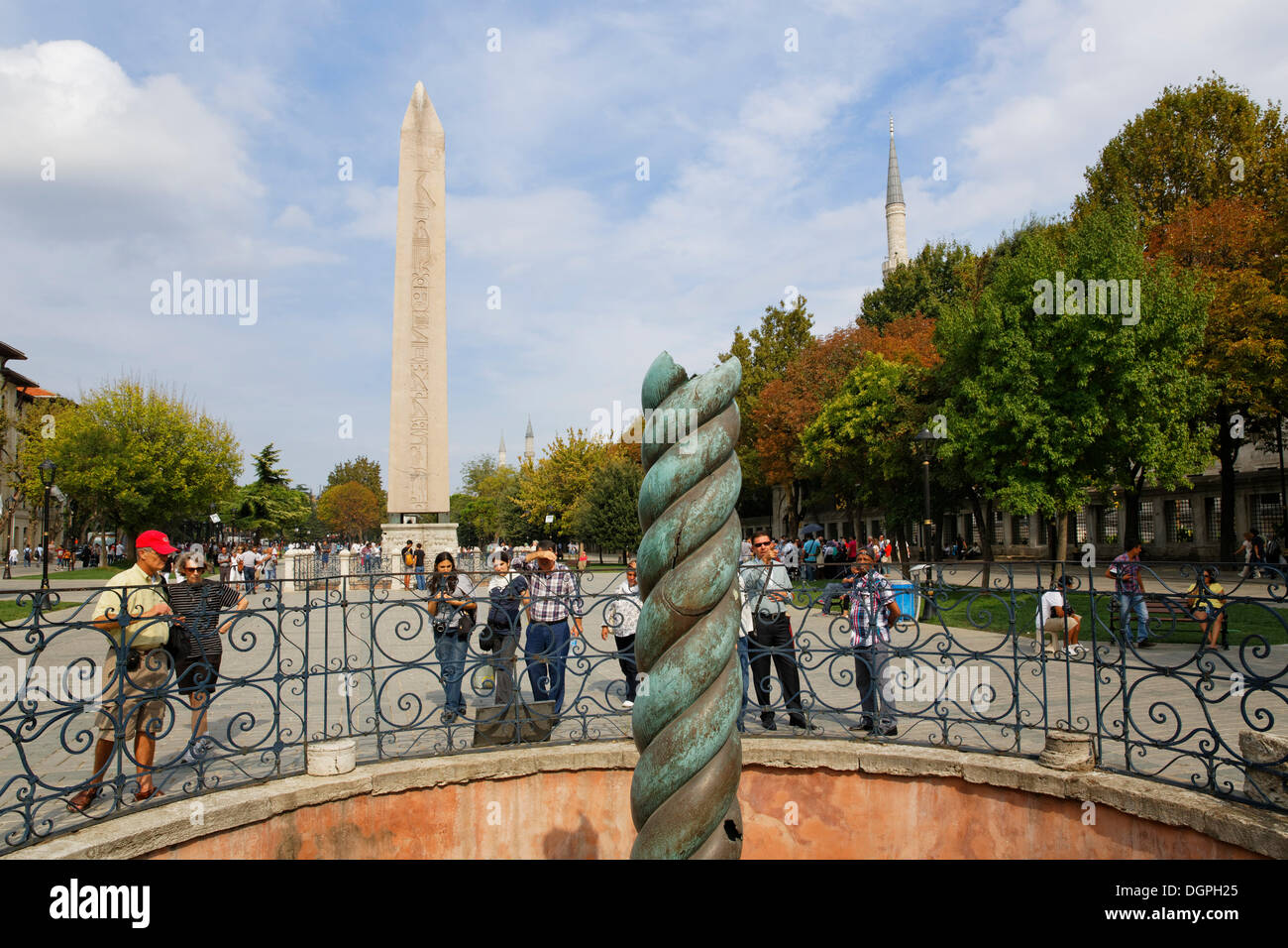 La Colonna a serpentina, nella parte posteriore l'Obelisco di Thutmosis III, l'ippodromo o At Meydani Square, Istanbul, lato europeo Foto Stock