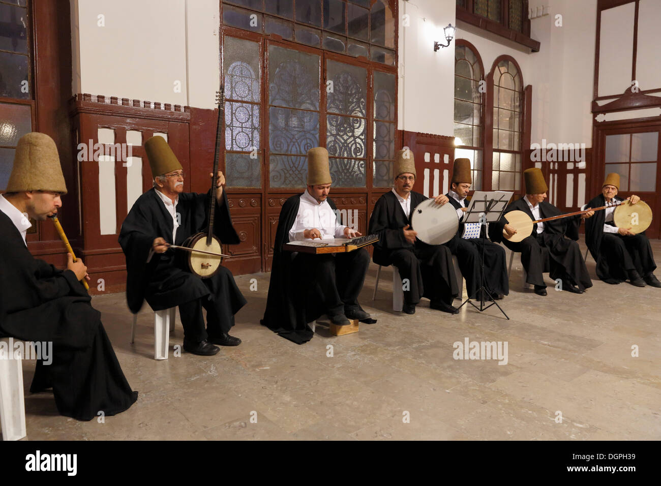 Musica Sufi in concerto a Sirkeci stazione ferroviaria, Istanbul, Turchia, Europa, Istanbul, Provincia di Istanbul, Turchia Foto Stock