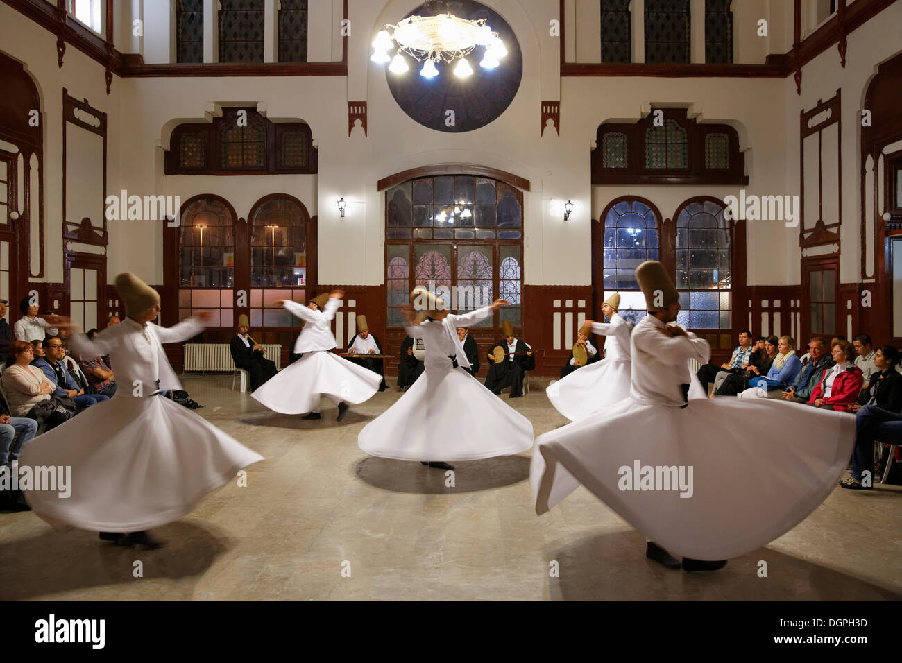 Dervisci Rotanti ballare il Sema, una danza Dervish, Sirkeci stazione ferroviaria, Istanbul, Turchia, Europa, Istanbul Foto Stock