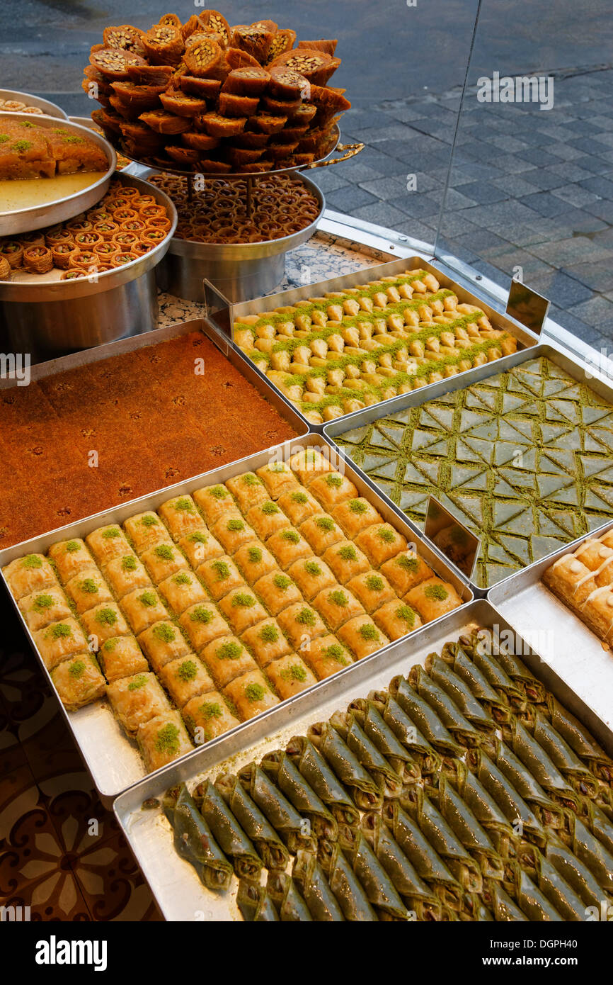 Il Baklava e altri dolciumi turchi nella vetrina del negozio di Hafiz Mustafa, Istanbul, Turchia, Europa, Istanbul, Provincia di Istanbul Foto Stock