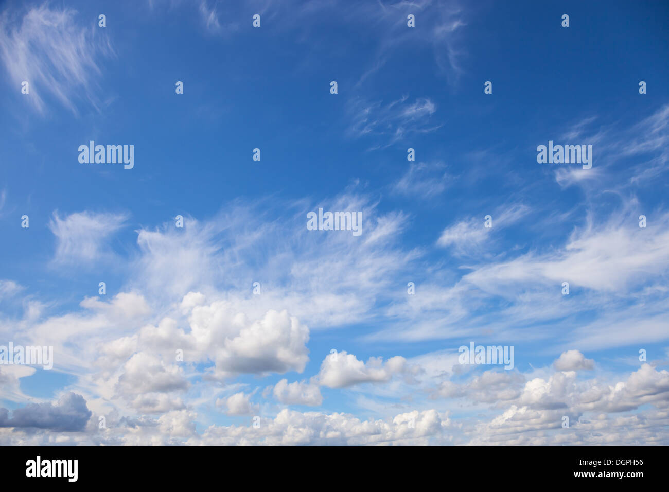 Un bellissimo sfondo di un cielo blu e nuvole bianche. Foto Stock