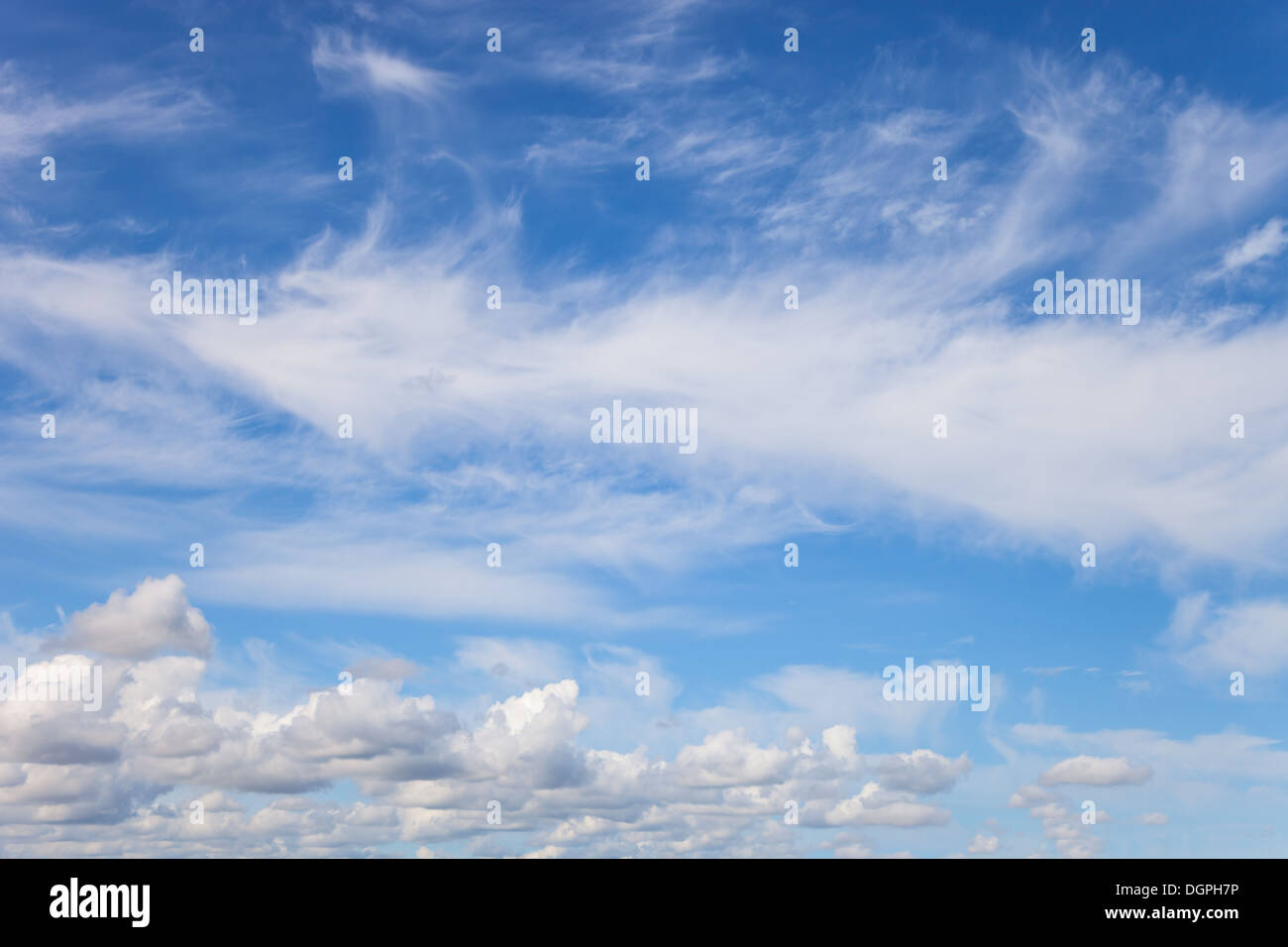 Un bellissimo sfondo di un cielo blu e nuvole bianche. Foto Stock