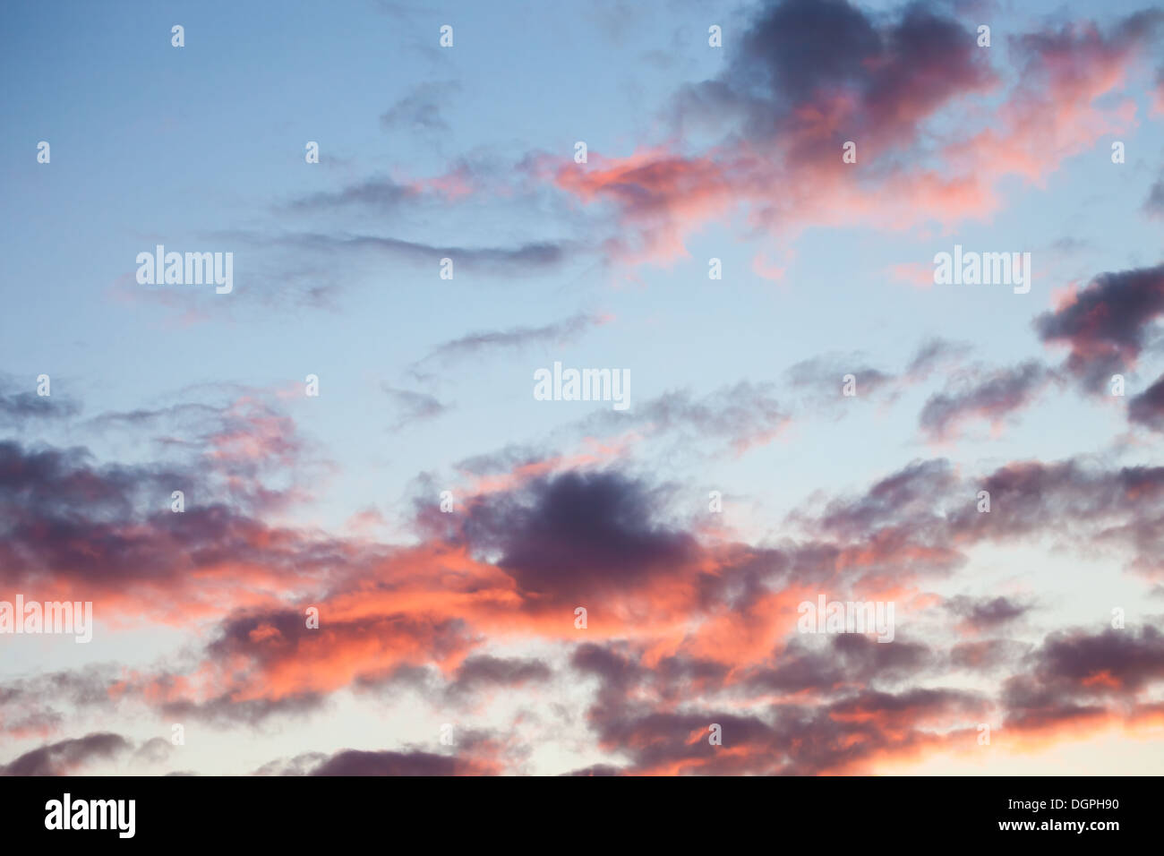 Un bellissimo sfondo di un crepuscolo Cielo e nubi. Foto Stock