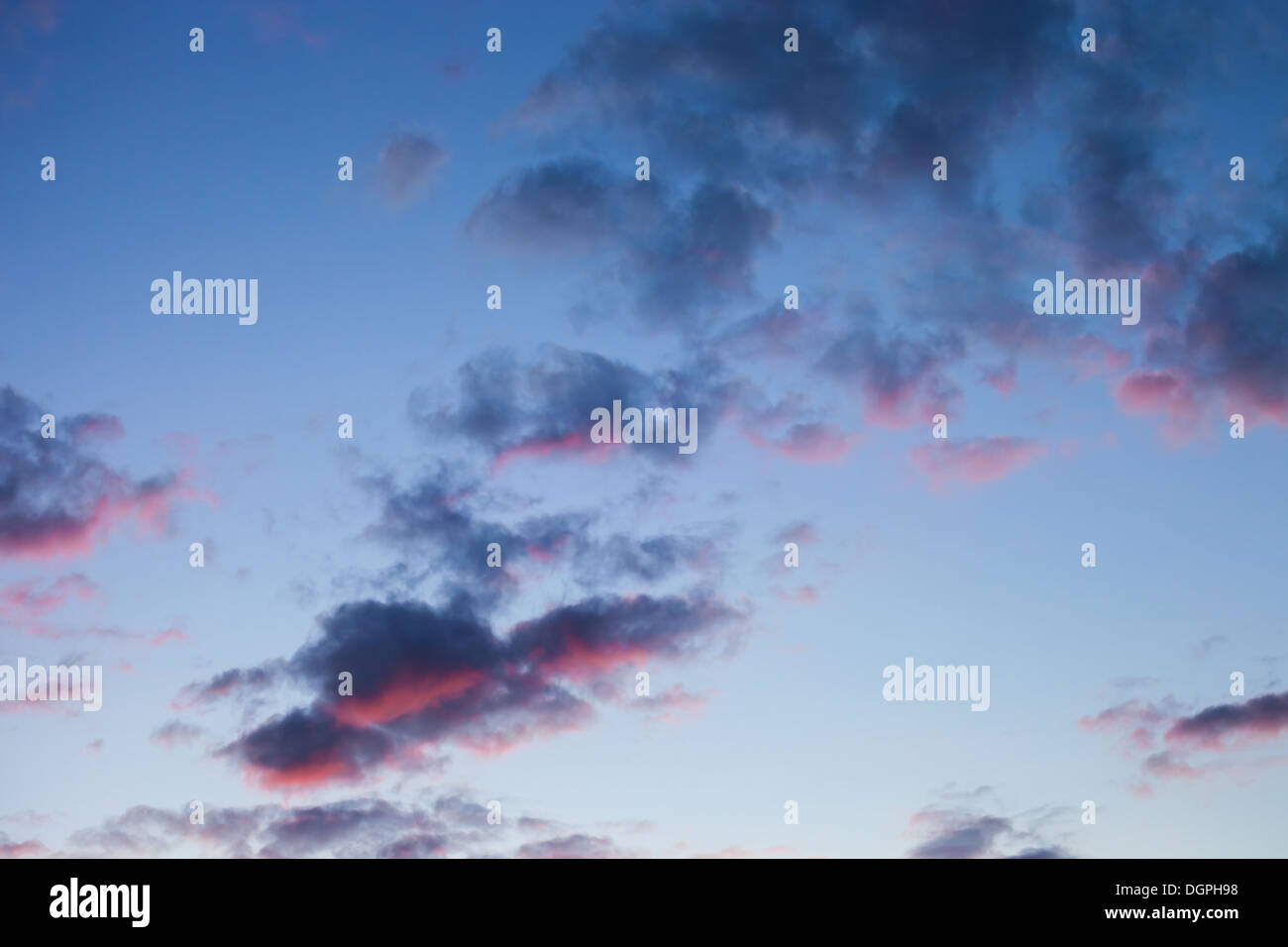 Un bellissimo sfondo di un crepuscolo alba Cielo e nubi. Foto Stock