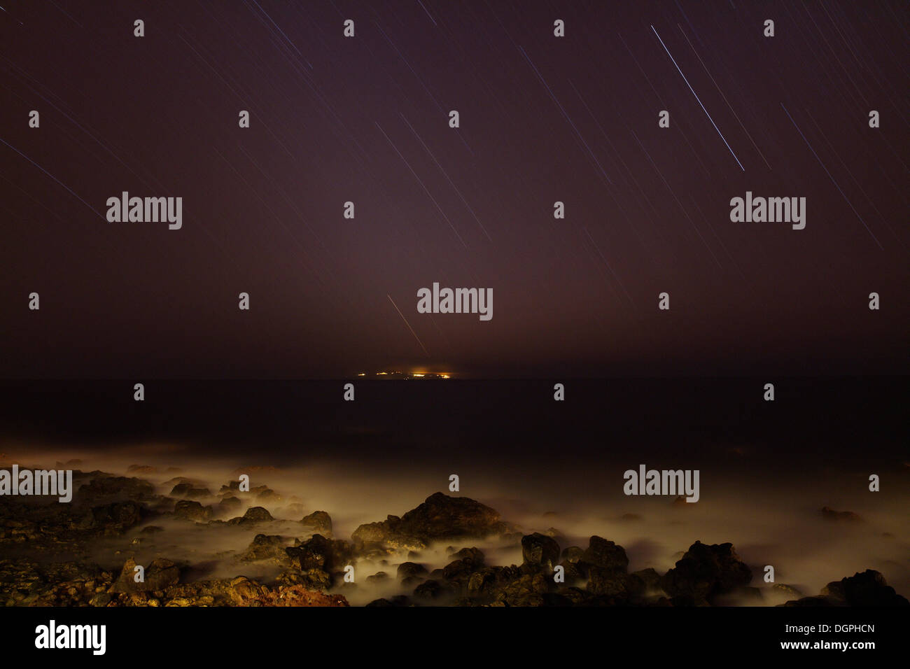 Tracce stellari, esposte per 1 ora e costa con le viste verso la vicina isola di El Hierro, La Puntilla, Valle Gran Rey Foto Stock