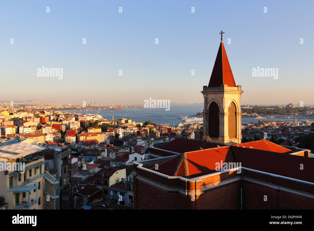 Basilica di Sant'Antonio, San Antonio di Padova chiesa, sul Bosforo, con il quartiere di Sultanahmet a destra ed il Golden Horn Foto Stock