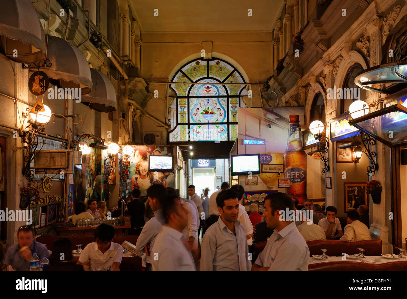 Ristorante a la Cité de Pera arcade, anche noto come passaggio di fiori o Cicek Pasaji, Beyoğlu, Istanbul, lato europeo Foto Stock