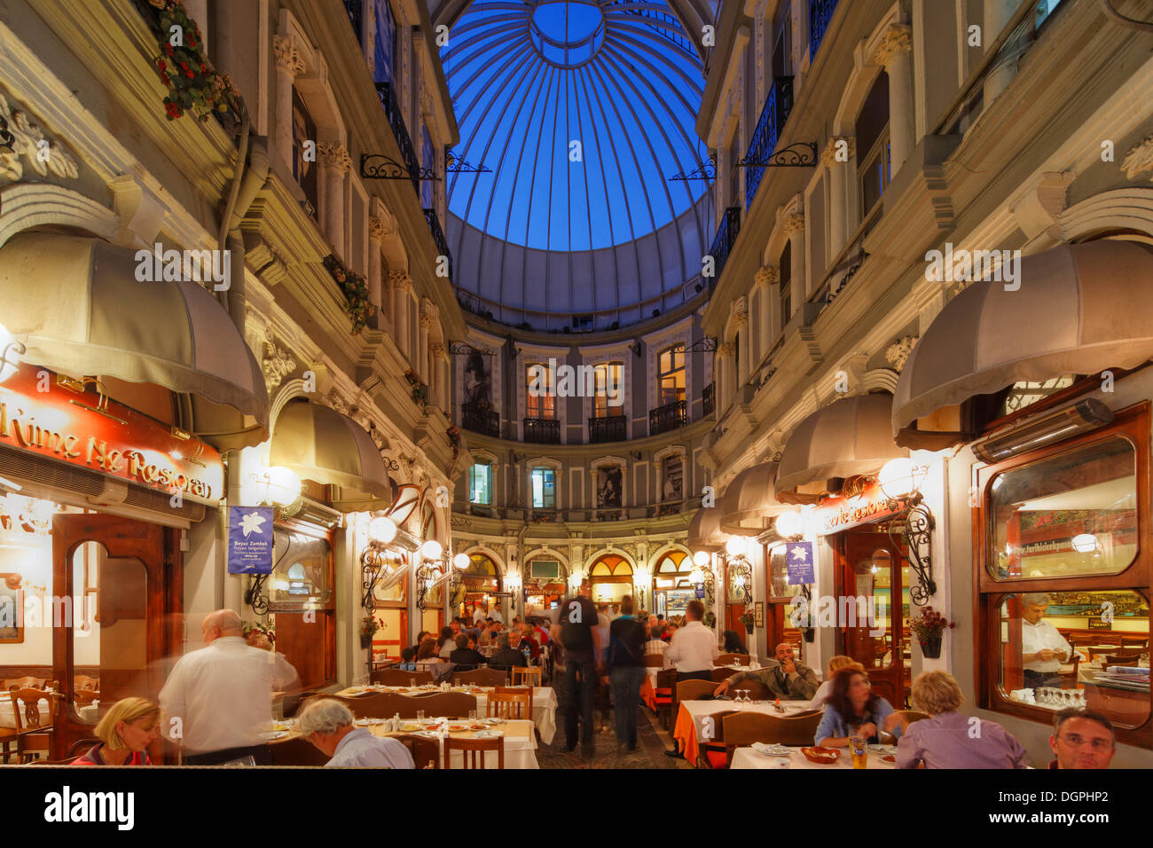 Ristoranti a La Cité de Pera arcade, anche noto come passaggio di fiori o Cicek Pasaji, Beyoğlu, Istanbul, lato europeo Foto Stock