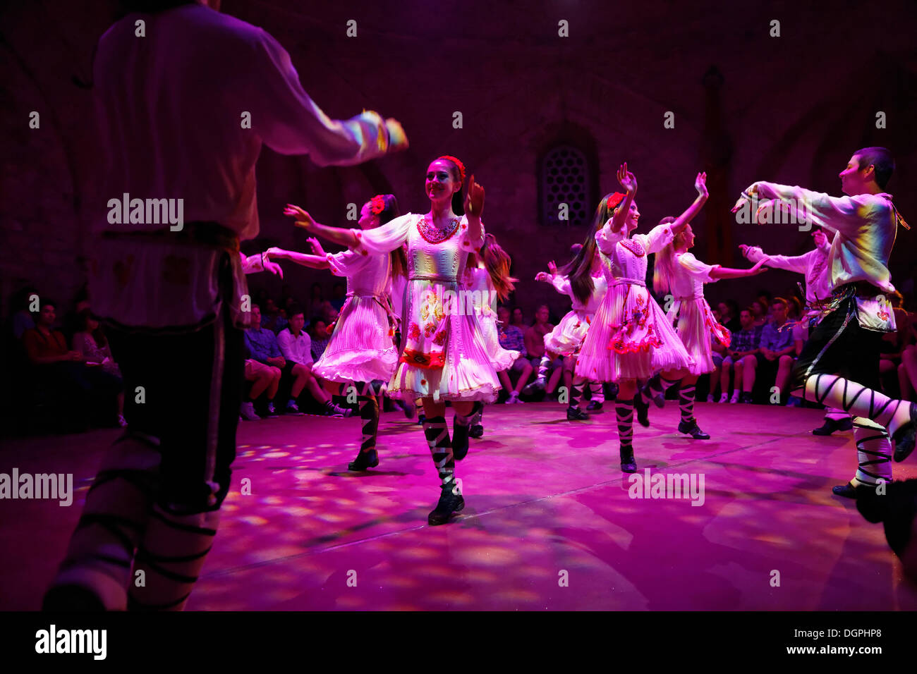 Danza dalla regione dei Balcani, spettacolo di danza in HodjaPasha centro culturale, Sultanahmet, Eminönü, Istanbul Foto Stock