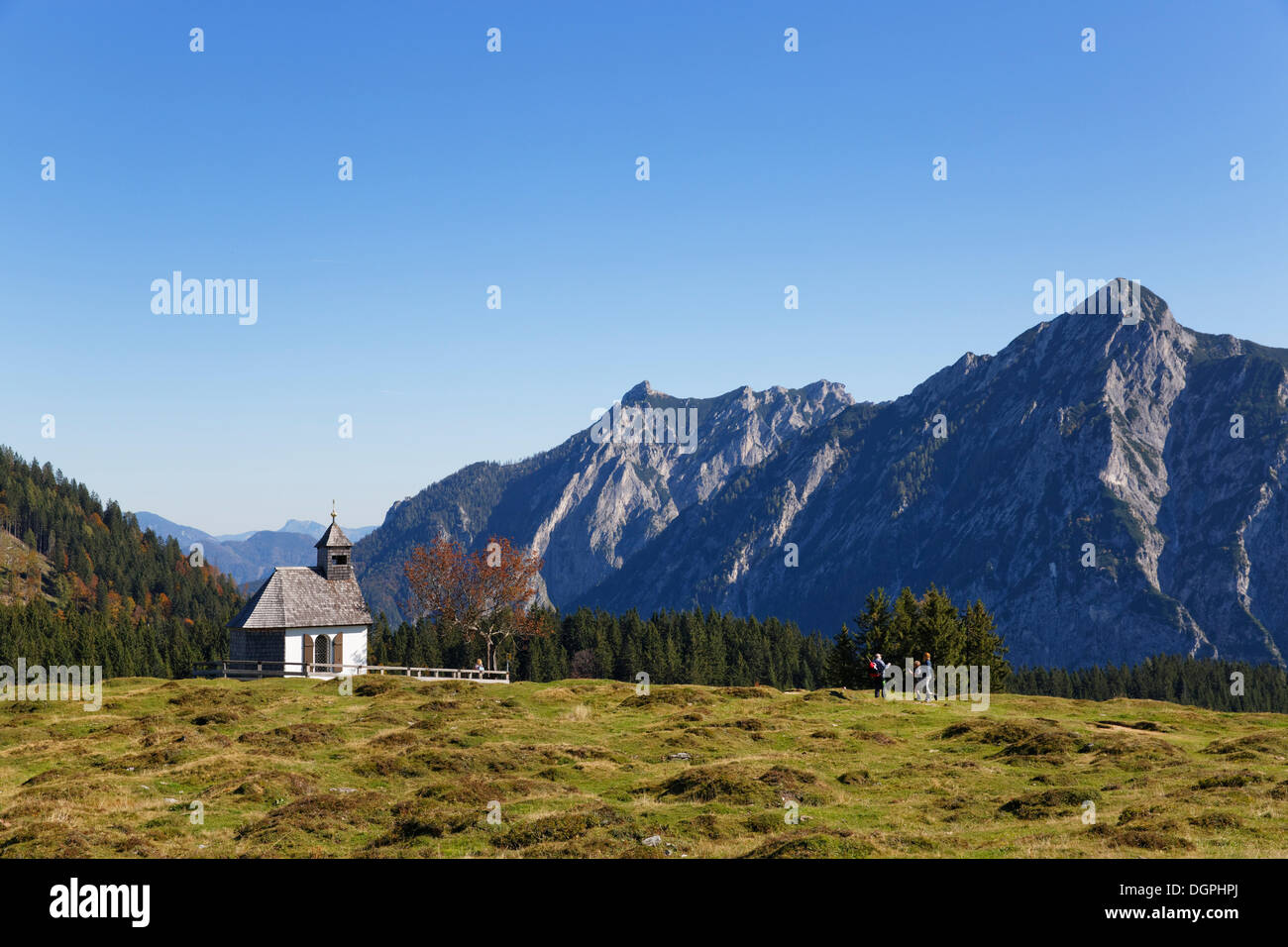 Cappella di Postalm pascolo alpino con Rinnkogel montagna, Postalm, Postalm, Strobl, Salzkammergut, Stato di Salisburgo, Austria Foto Stock