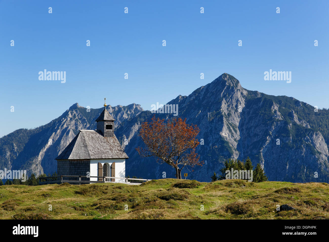 Cappella di Postalm pascolo alpino con Rinnkogel montagna, Postalm, Postalm, Strobl, Salzkammergut, Stato di Salisburgo, Austria Foto Stock