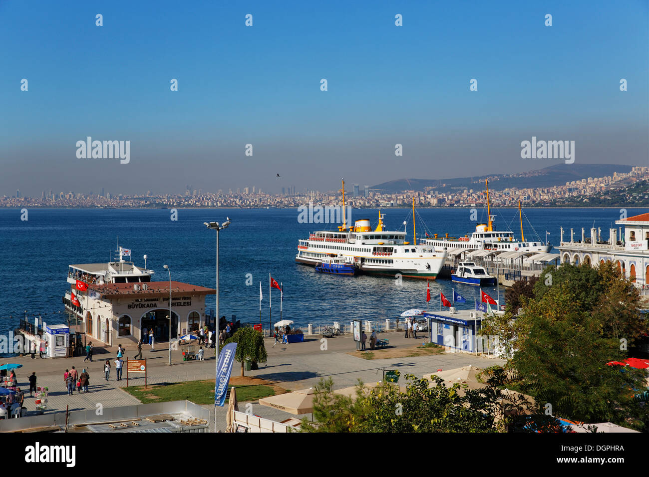 Porto di Bueyuekada, guardando verso Istanbul, Mare di ​​Marmara, Büyükada, Principe isole, Istanbul, parte asiatica Foto Stock