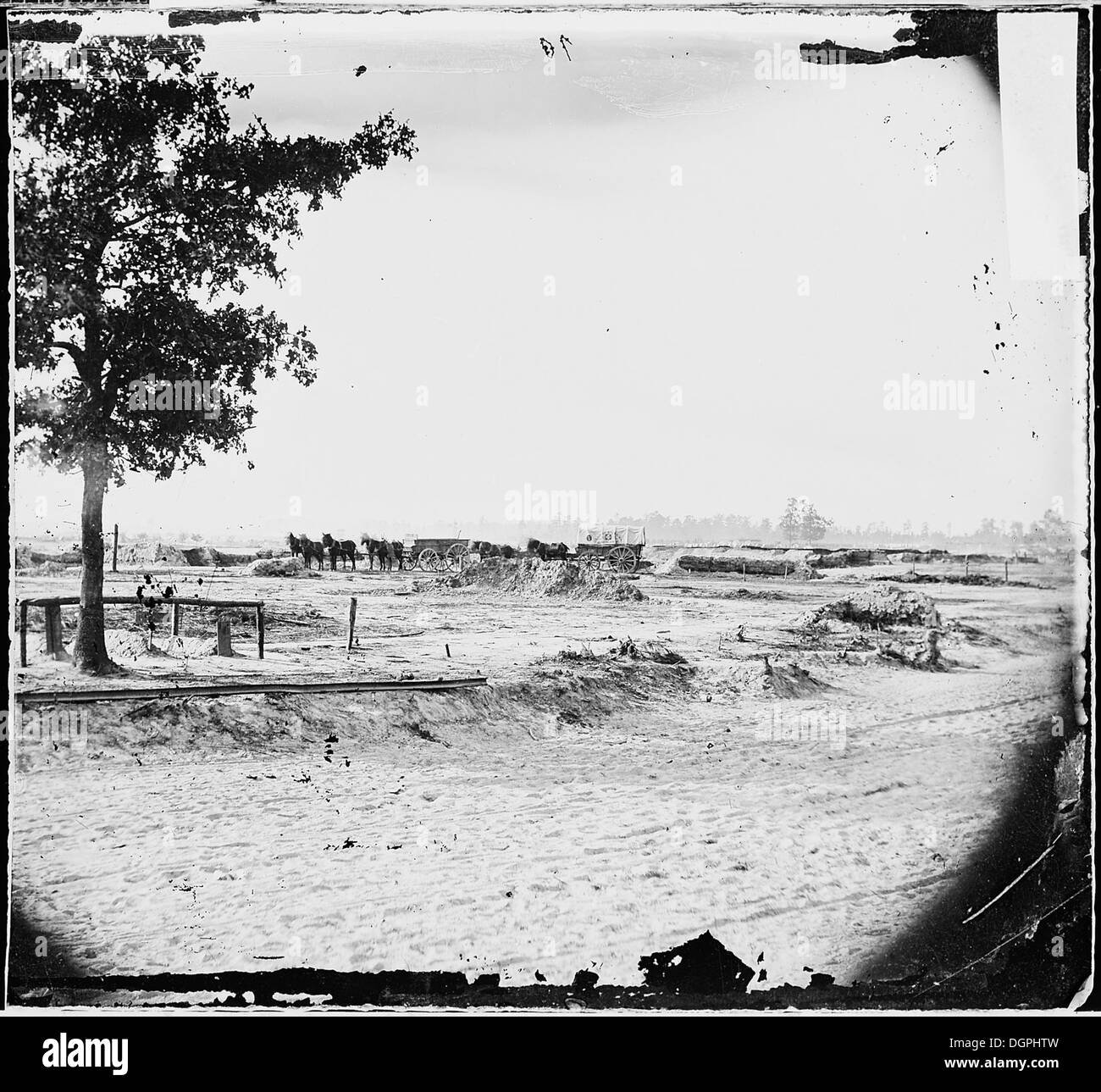 Questa immagine mostra tombe situate vicino alla stazione di Warren, Virginia, nelle vicinanze di Petersburg. Le tombe sono probabilmente legate ai soldati della guerra civile, evidenziando un cimitero storico. Foto Stock