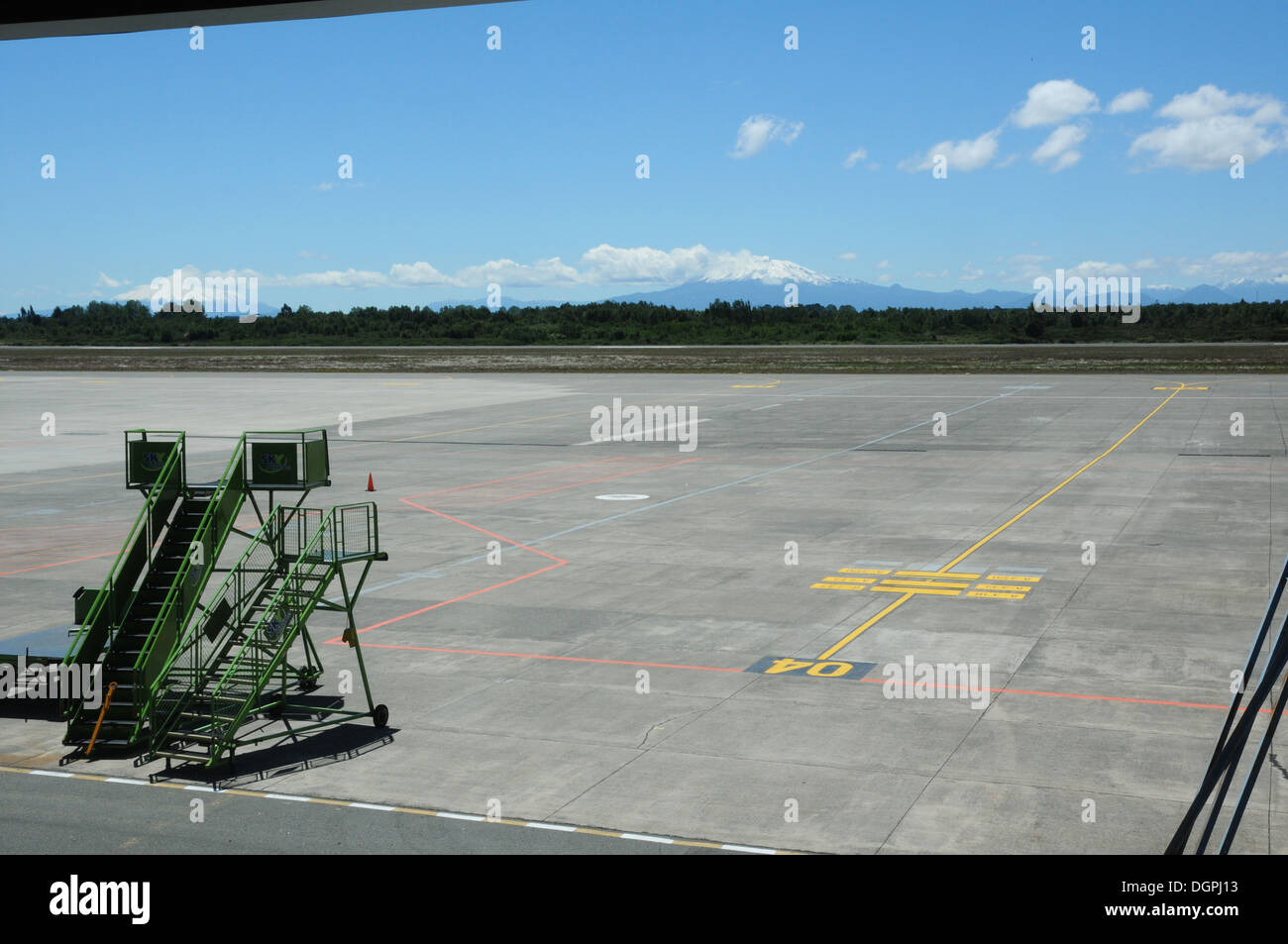 Aeroporto di vuoto, nessun aereo, portatile Scale passeggeri, in attesa del volo la sera tardi. Foto Stock