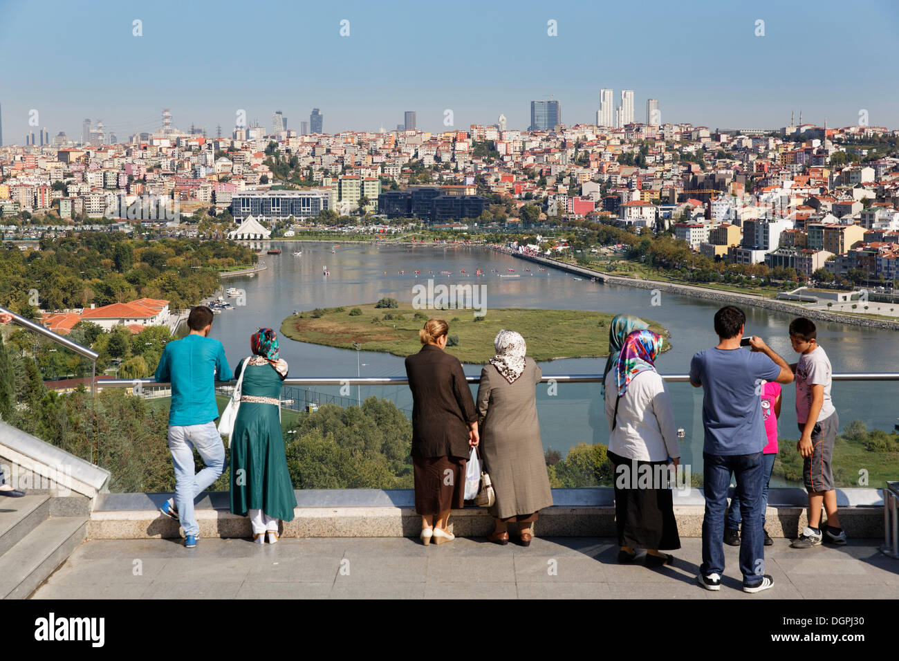 Vista da Pierre Loti Hill attraverso il Golden Horn a Sisli, Pierre-Loti-Hügel, Eyüp, Istanbul, Provincia di Istanbul, Turchia Foto Stock