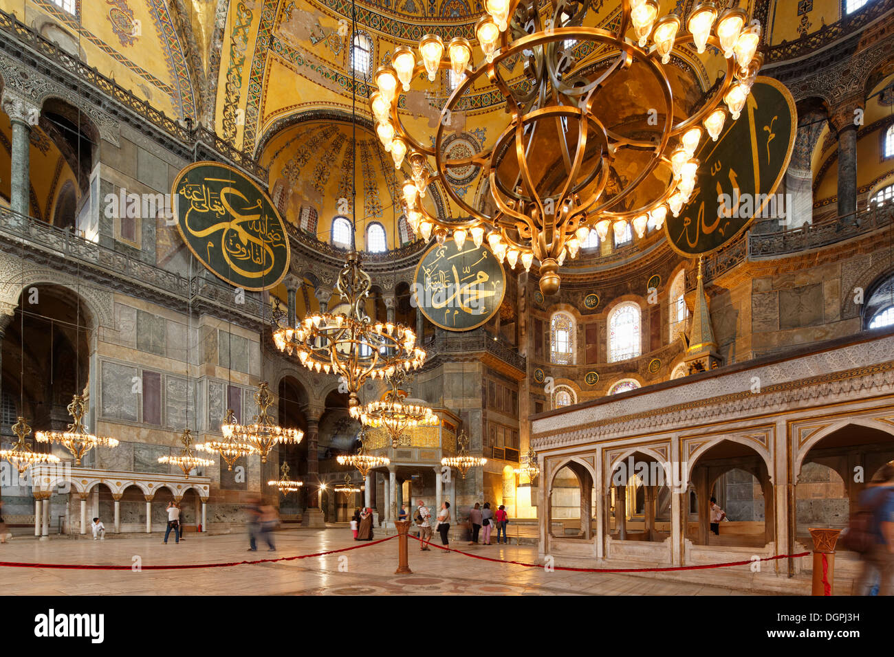 Navata con la preghiera leader tribune, Hagia Sophia, Sultanahmet, Istanbul, parte europea, Provincia di Istanbul, Turchia Foto Stock