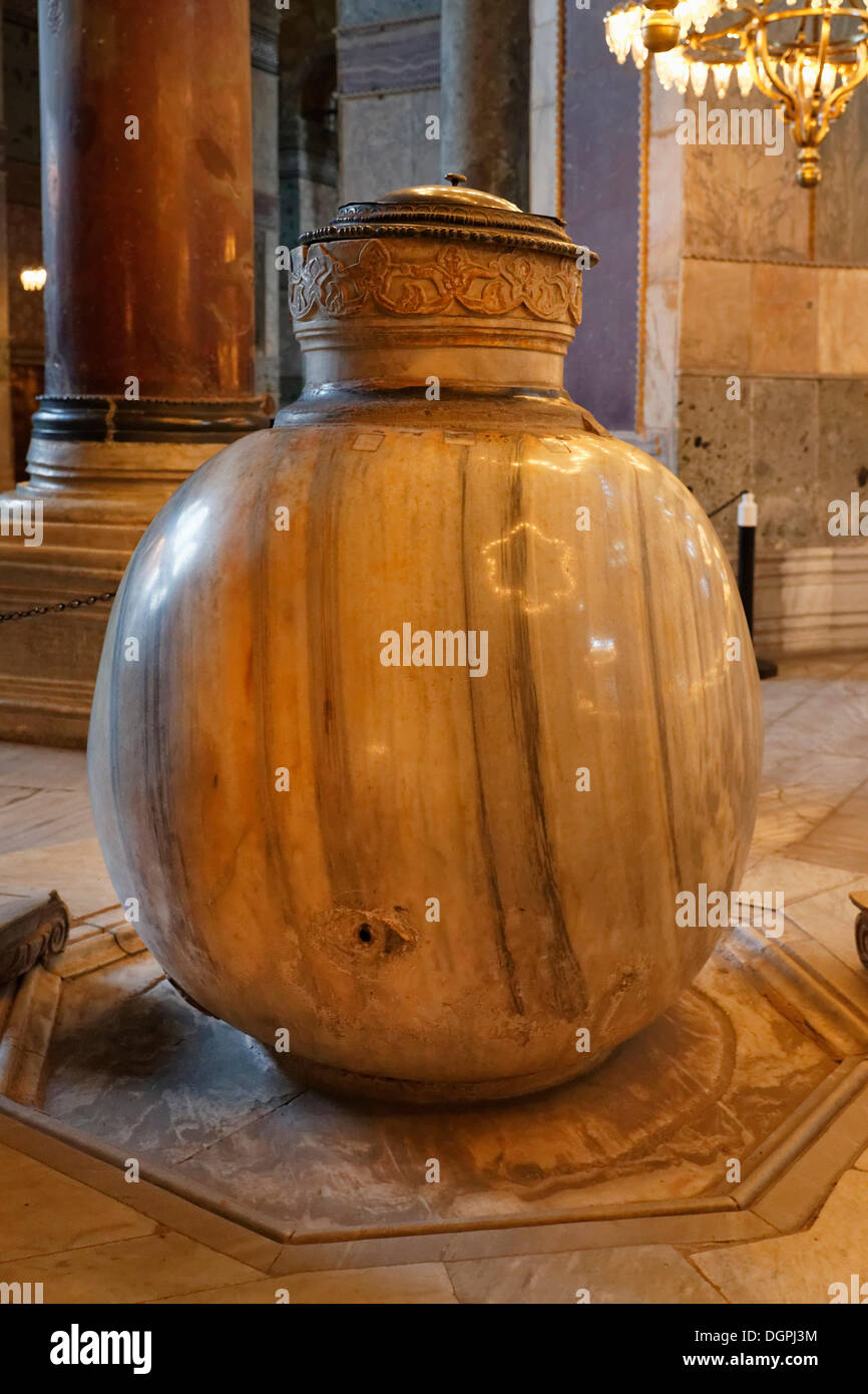 Vaso in marmo da Pergamon, Hagia Sophia, Sultanahmet, Istanbul, parte europea, Provincia di Istanbul, Turchia, lato europeo Foto Stock