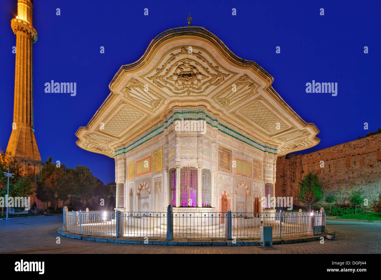 Fontana di Sultan Ahmed III o III. Ahmet Çeşmesi presso il cancello del palazzo di Topkapi, il minareto di Hagia Sophia, Sultanahmet Foto Stock