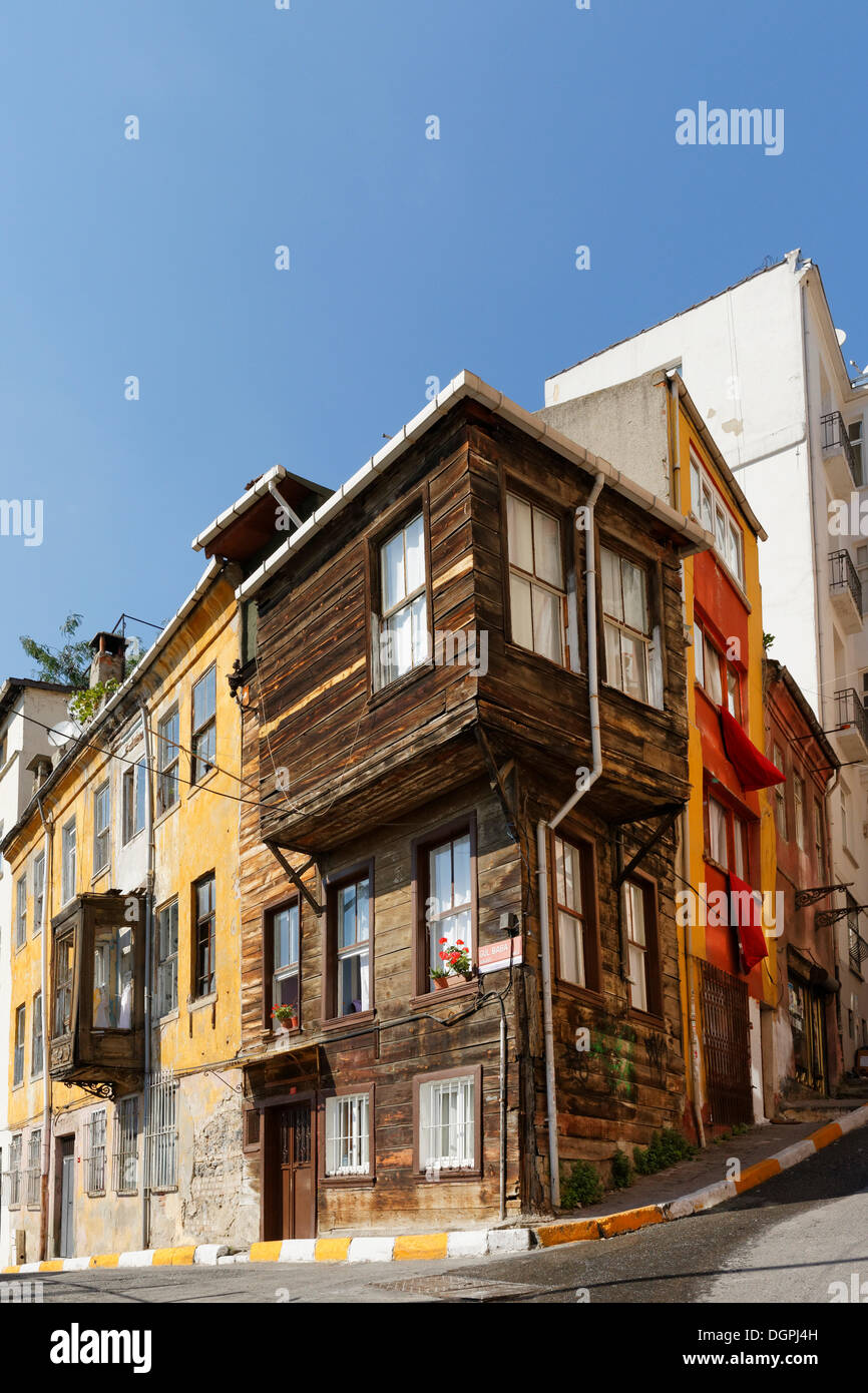Vecchia casa in legno in Yeni Carsi Caddesi, Beyoğlu, Istanbul, parte europea, Provincia di Istanbul, Turchia, lato europeo Foto Stock