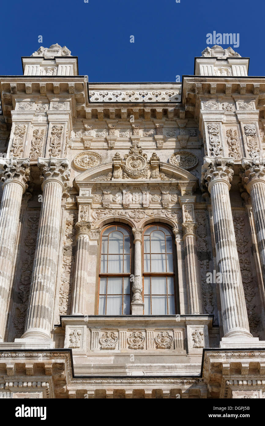 Particolare della facciata di Palazzo Dolmabahçe, Dolmabahçe Sarayi, Beşiktaş, Istanbul, parte europea, Provincia di Istanbul, Turchia Foto Stock