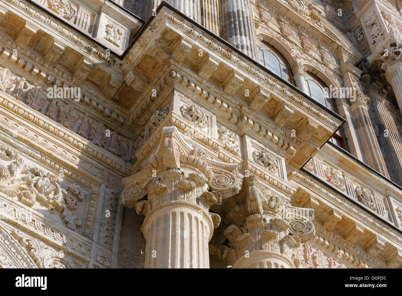 Dettaglio della facciata barocca, Palazzo Dolmabahçe, Dolmabahçe Sarayi, Beşiktaş, Istanbul, parte europea, Provincia di Istanbul Foto Stock