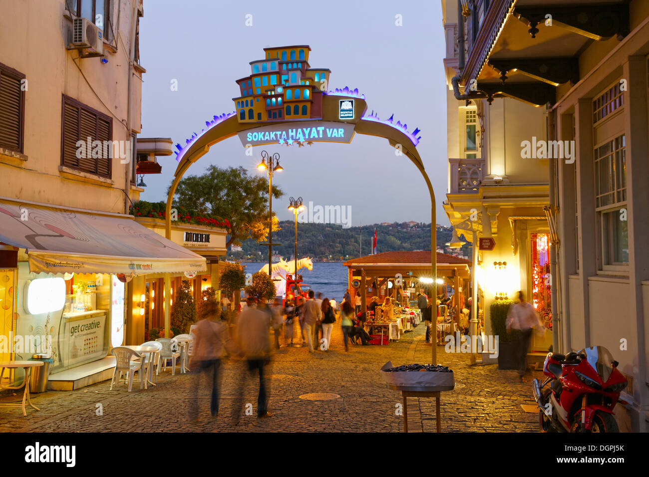 Un vicolo sul Bosforo, in serata, Ortaköy, Besiktas, Istanbul, Provincia di Istanbul, Turchia Foto Stock