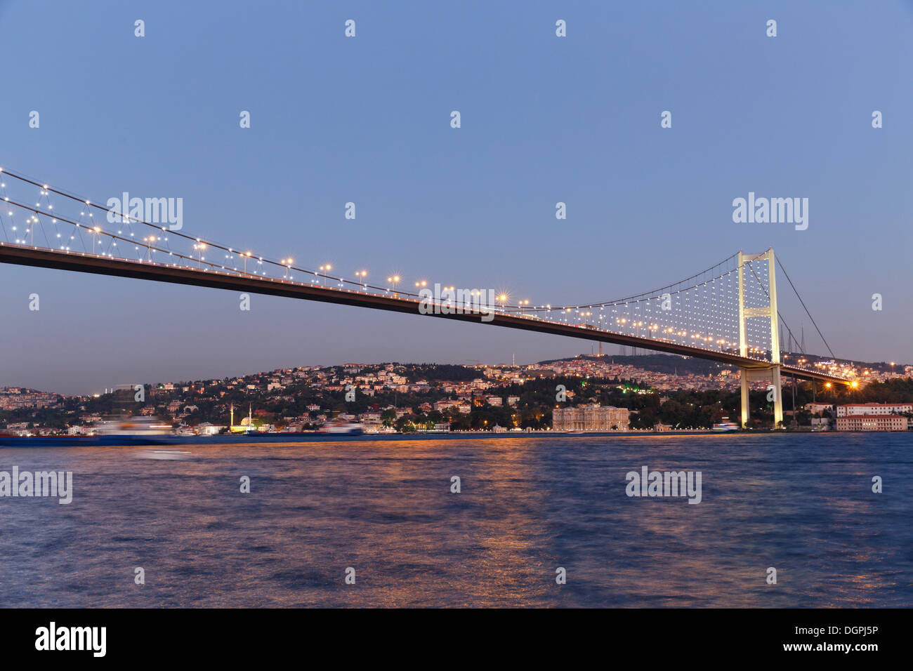 Ponte sul Bosforo, sul Bosforo o Bosforo e il Palazzo Beylerbeyi, da Ortaköy, sul Bosforo, Ortaköy, Besiktas, Istanbul Foto Stock