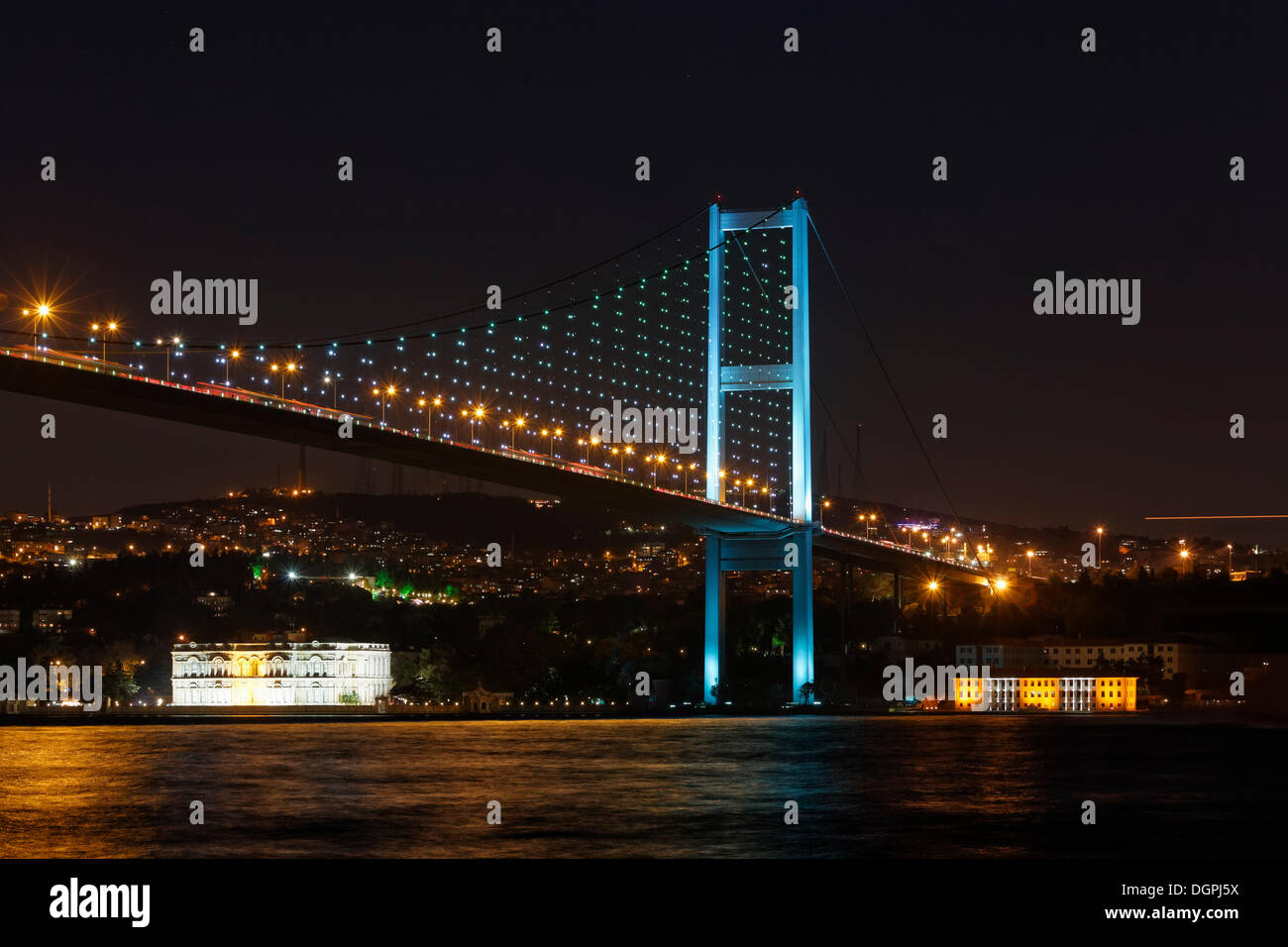 Ponte sul Bosforo con il Palazzo Beylerbeyi, vista da Ortaköy, sul Bosforo, Beylerbeyi, Üsküdar, Istanbul, Provincia di Istanbul Foto Stock
