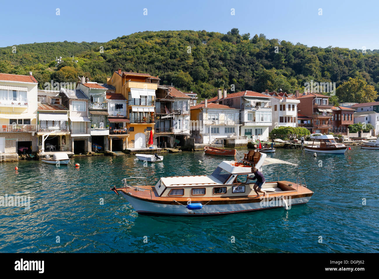 Case con garage in barca sulle rive del Bosforo o Bosforo, il Bosforo, Anadolu Kavagi, Istanbul, parte asiatica Foto Stock