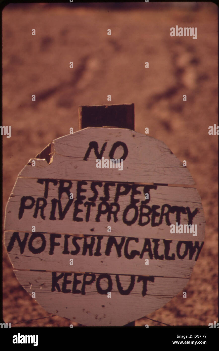Un cartello lungo il fiume Colorado è noto per la sua errata ortografia, ma il messaggio rimane chiaro. Tali segnali fanno parte del paesaggio visivo della zona, evidenziando il ruolo della segnaletica nella comunicazione lungo i grandi fiumi. Foto Stock