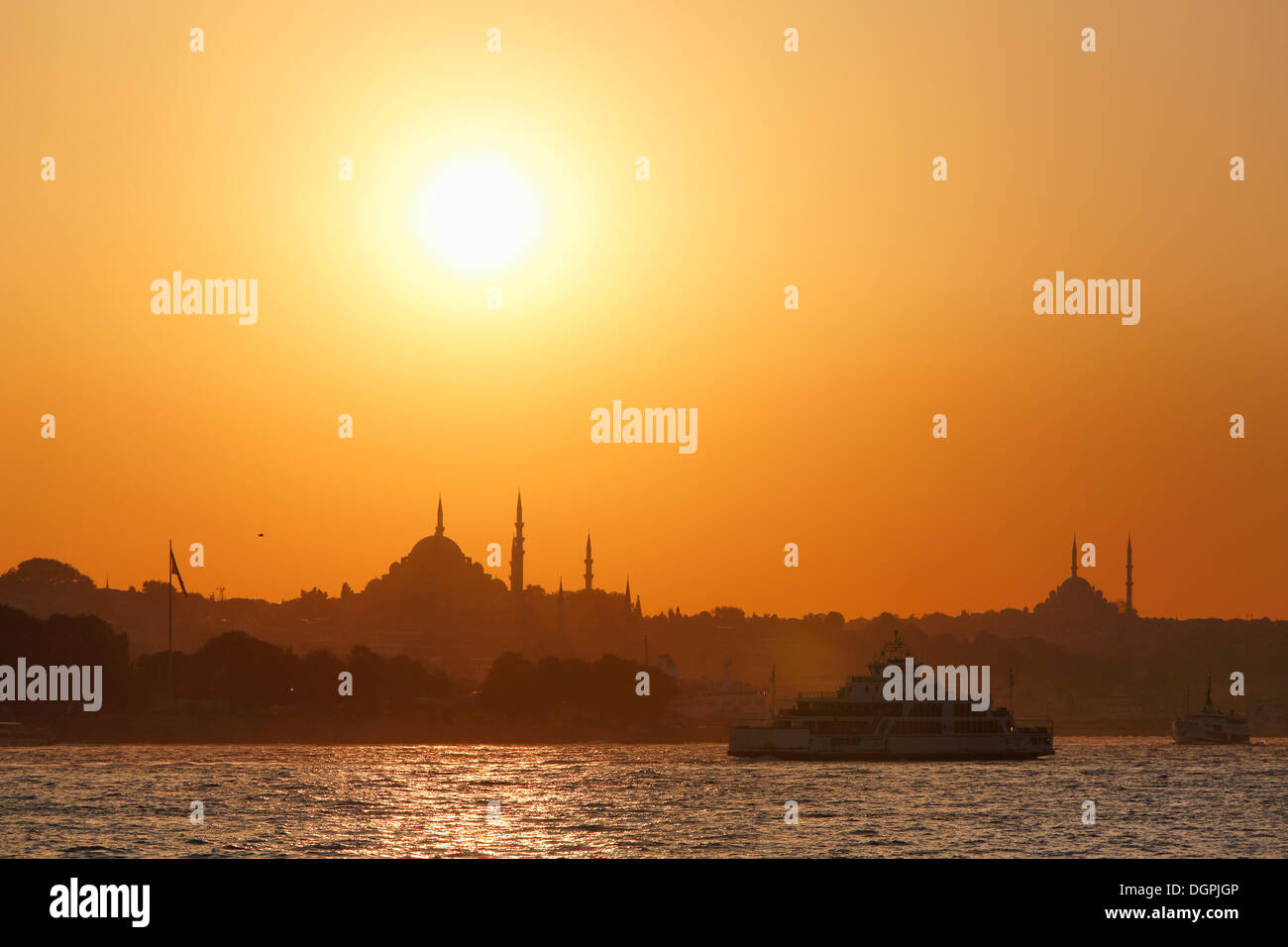 Atmosfera serale, Moschea Suleymaniye e Moschea Fatih, traghetto sul Bosforo, visto da Ueskuedar, sul Bosforo, Üsküdar, Istanbul Foto Stock