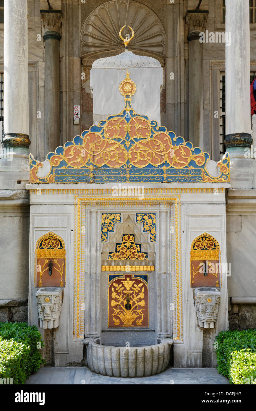 Fontana in marmo di fronte alla biblioteca, terzo cortile, il palazzo di Topkapi, Topkapı Sarayı, Topkapi-Sarayi, Sultanahmet Foto Stock