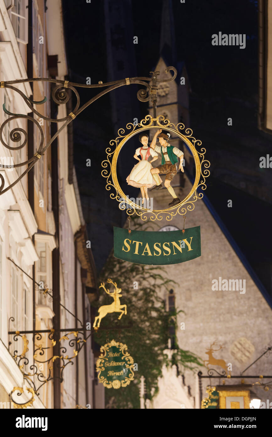 Cartello pubblicitario da appendere, moda guild segno, Getreidegasse, il centro storico di Salisburgo, Stato di Salisburgo, Austria Foto Stock