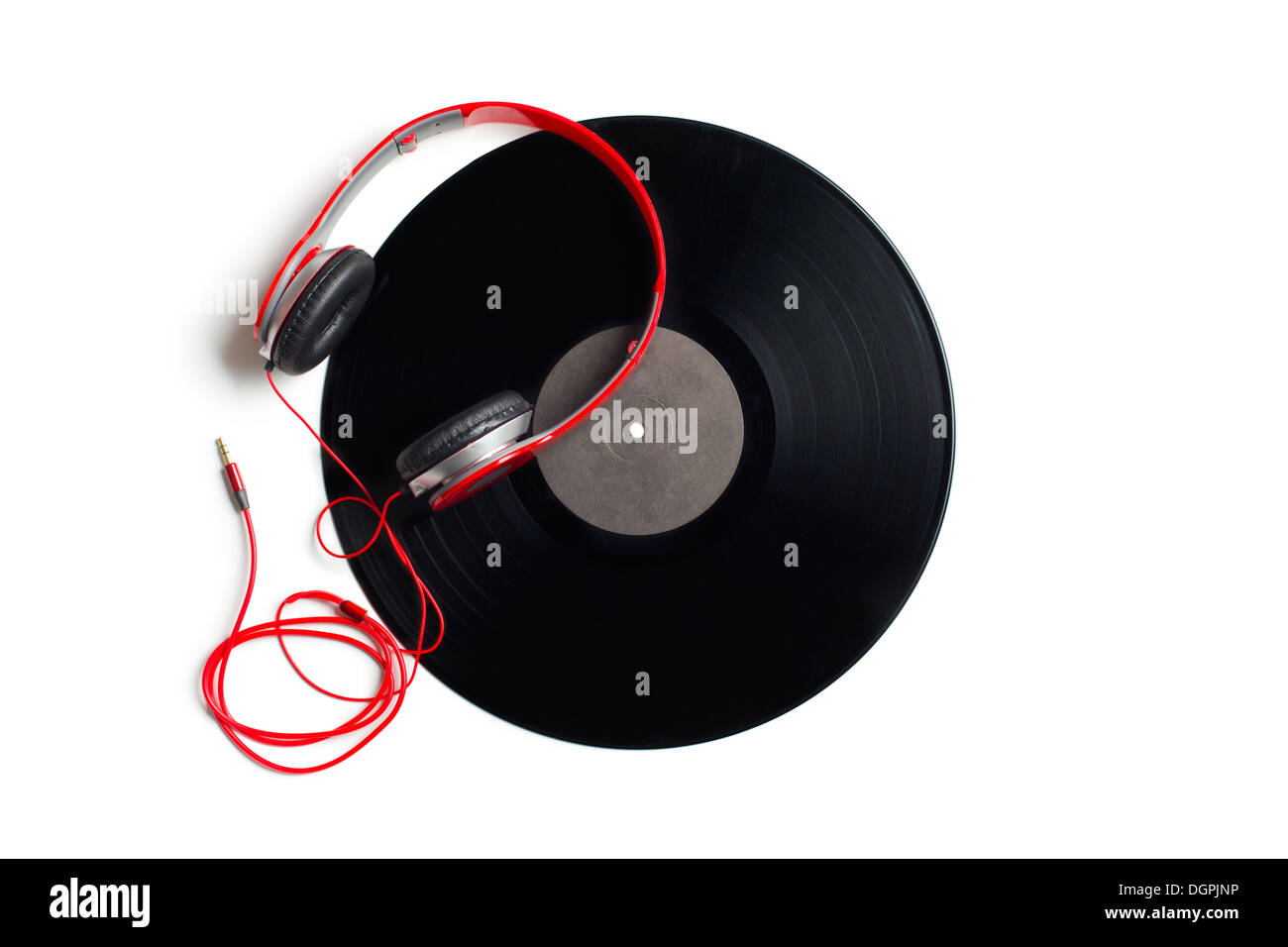 Vista superiore della Red Headphones con album in vinile su sfondo bianco Foto Stock