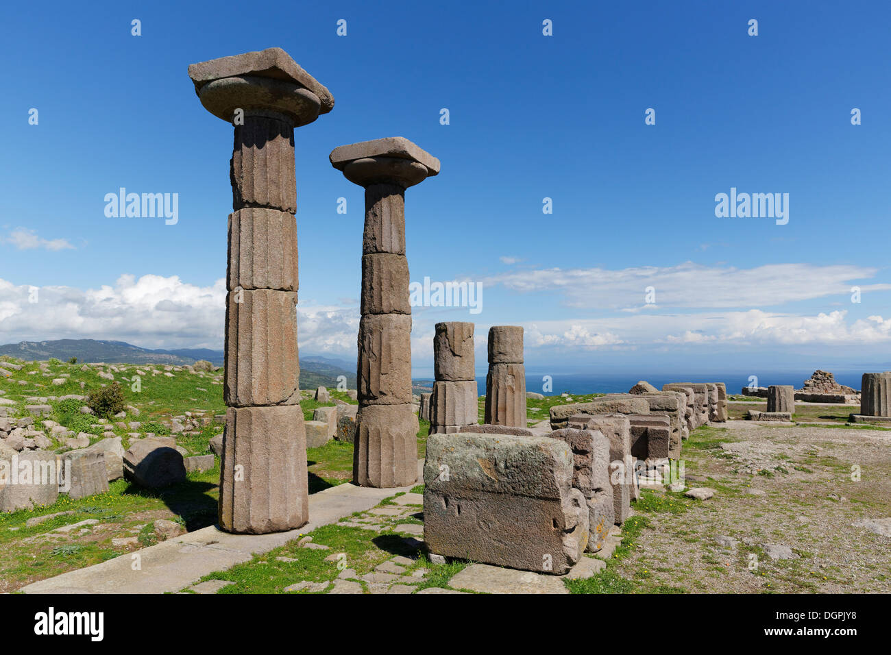 Colonne doriche del tempio di Athena, Assos, Çanakkale provincia, regione di Marmara, Turchia Foto Stock