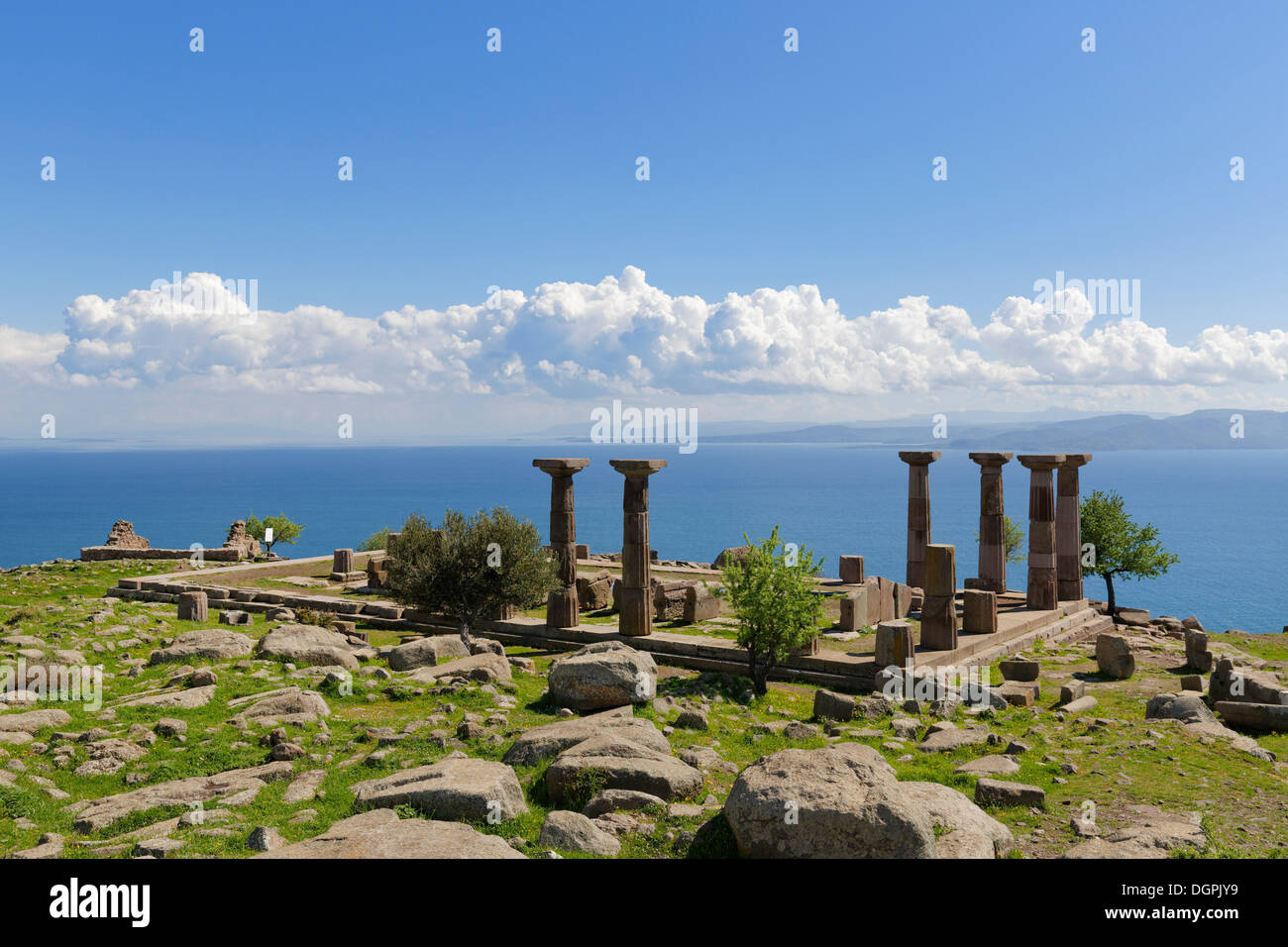 Colonne doriche del tempio di Athena, Assos, Çanakkale provincia, regione di Marmara, Turchia Foto Stock