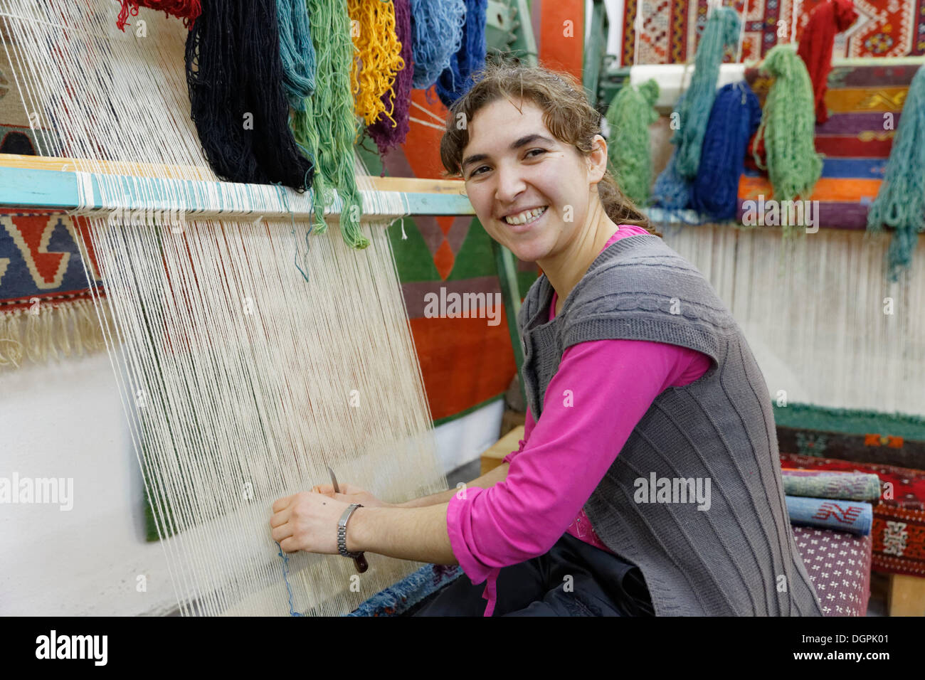 Donna che lavorano in Desen Halicilik fabbrica di tappeti, Bergama, İzmir Provincia, Regione del Mar Egeo, Turchia Foto Stock