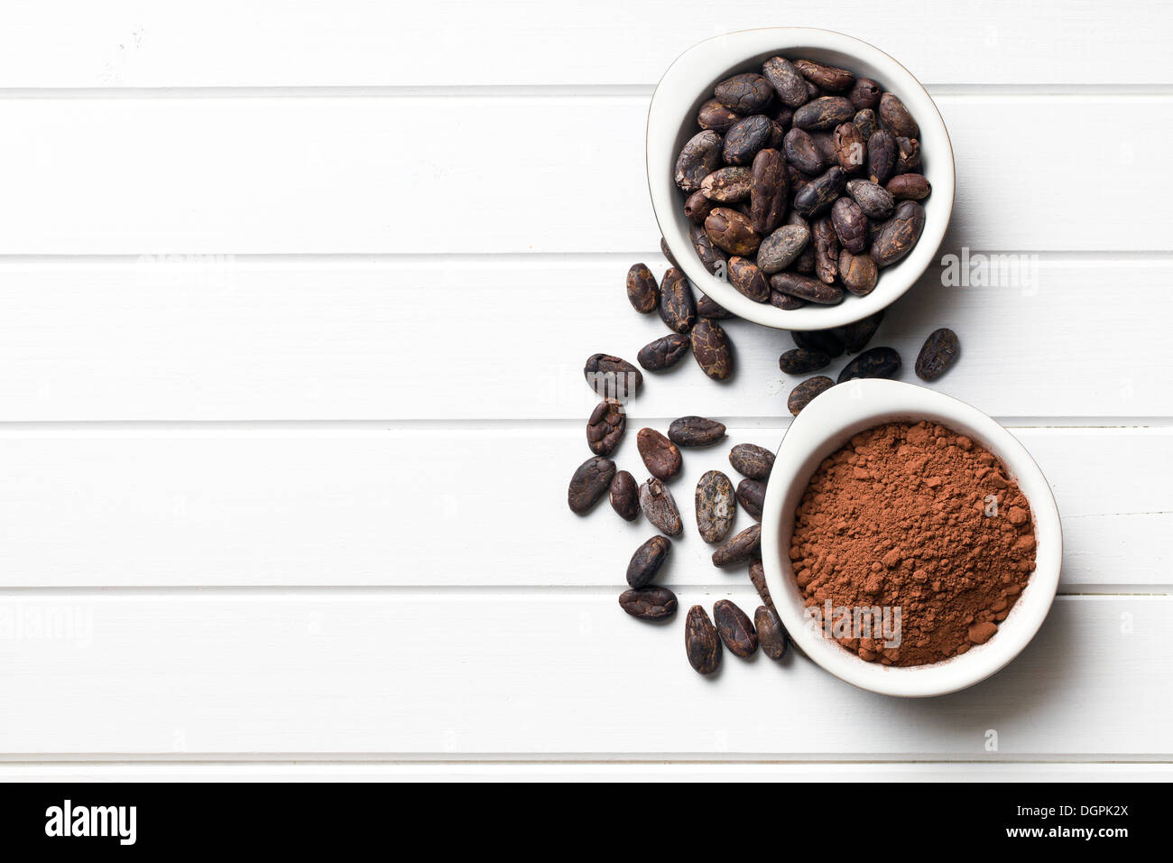 Vista superiore delle fave di cacao e polvere di cacao in ciotole Foto Stock