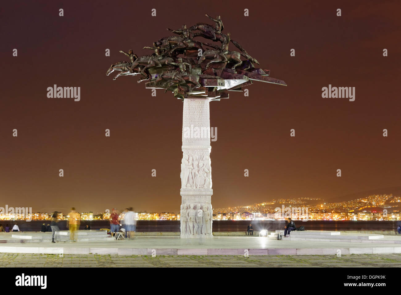 Monumento simbolo di truppe turche durante la Guerra di Indipendenza di Smirne, sulla Gendoğdu Meydani piazza Konak, Izmir Foto Stock