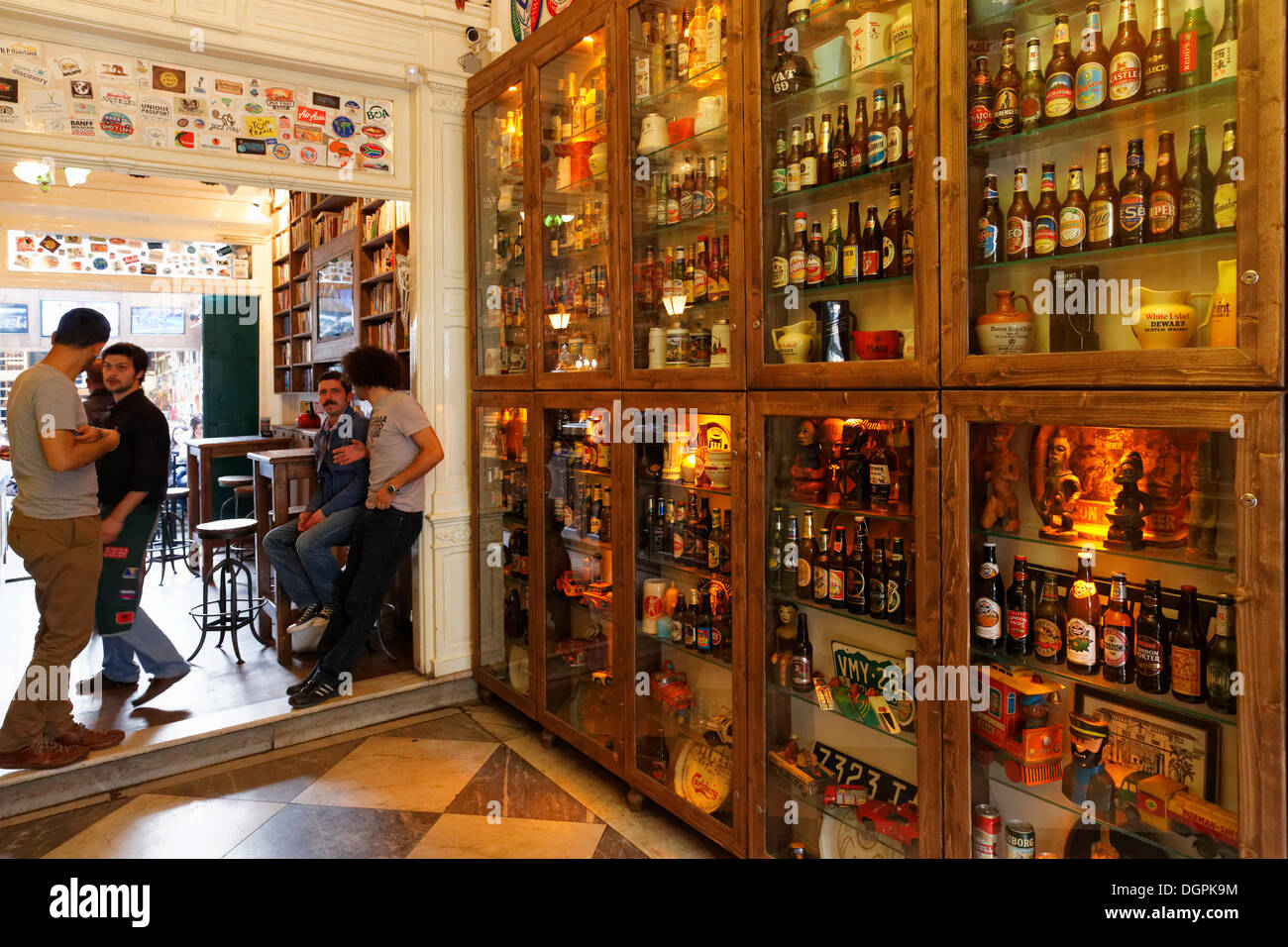 Varie bottiglie di birra in vetrine, Bar Varuna Gezgin, Alsancak Izmir, İzmir, Provincia, Regione del Mar Egeo, Turchia Foto Stock