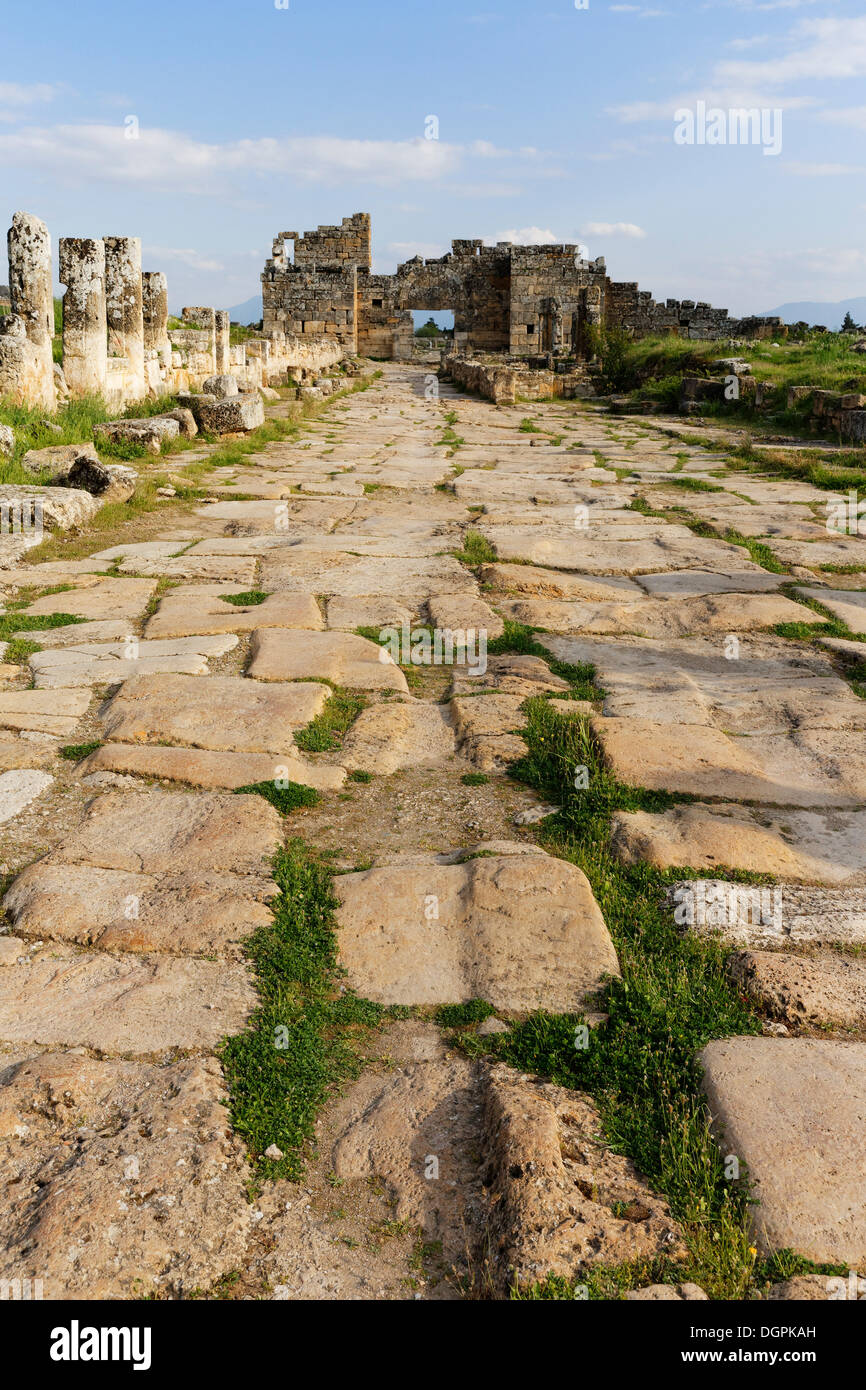 Arcade e la porta bizantina, antica città di Hierapolis, Hierapolis, nei pressi di Pamukkale, Denizli Provincia, Regione del Mar Egeo, Turchia Foto Stock