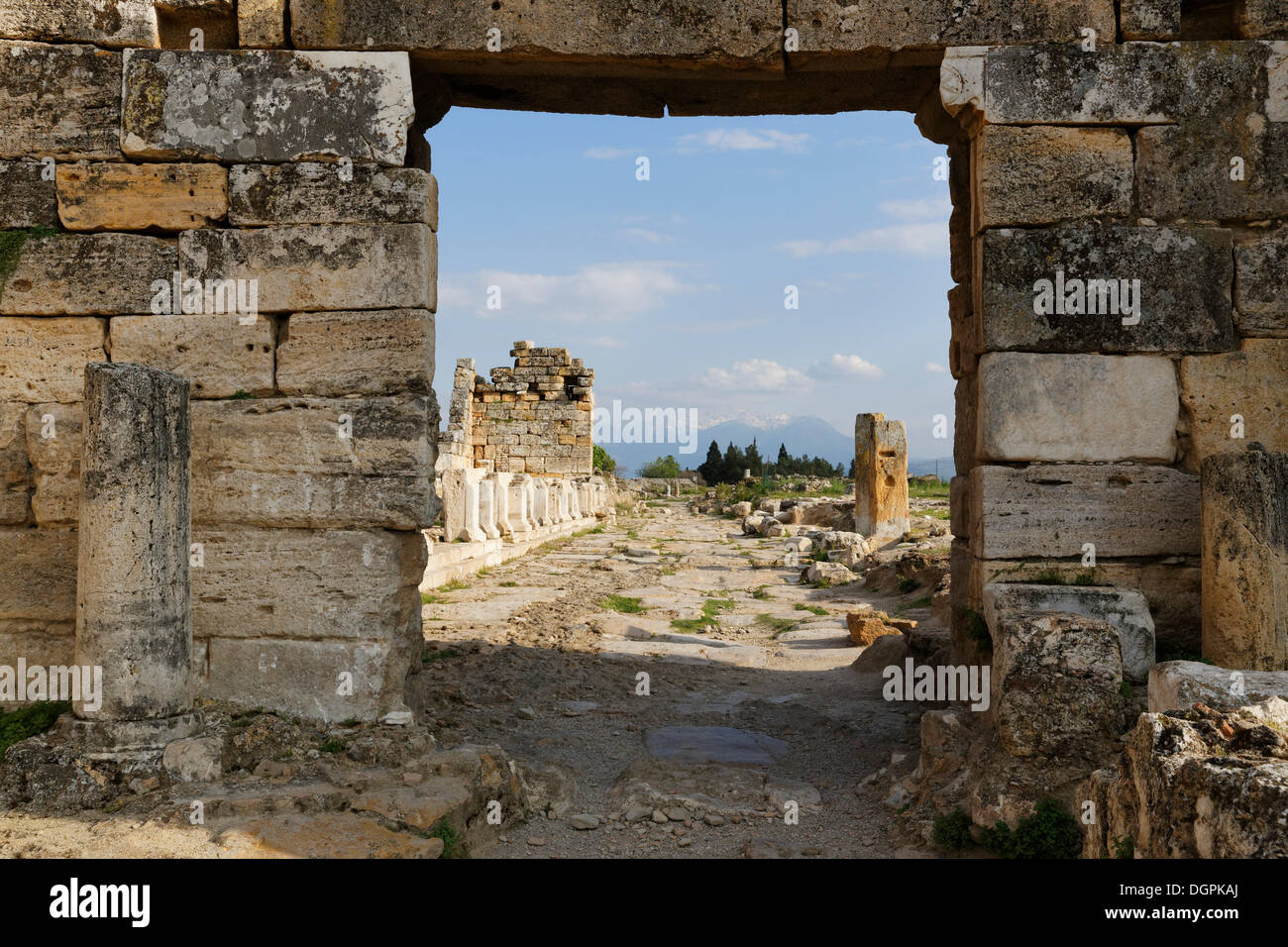 Porta bizantina e portici, antica città di Hierapolis, Hierapolis, nei pressi di Pamukkale, Denizli Provincia, Regione del Mar Egeo, Turchia Foto Stock