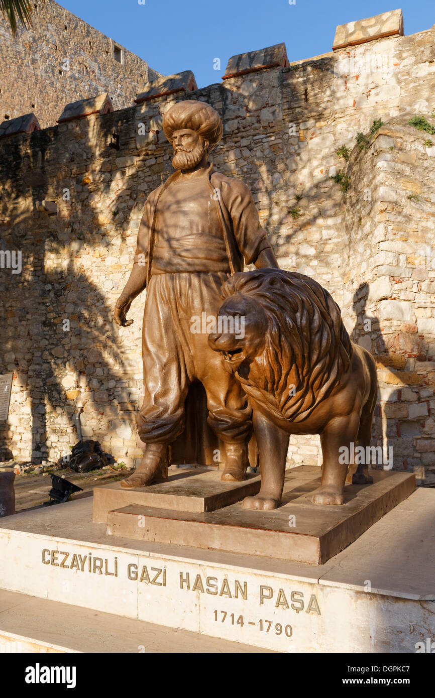 Monumento a Cezayirli Gazi Hasan Pasa davanti al Cesme Fortezza, Çeşme, penisola di Çeşme, İzmir Provincia, Regione del Mar Egeo Foto Stock