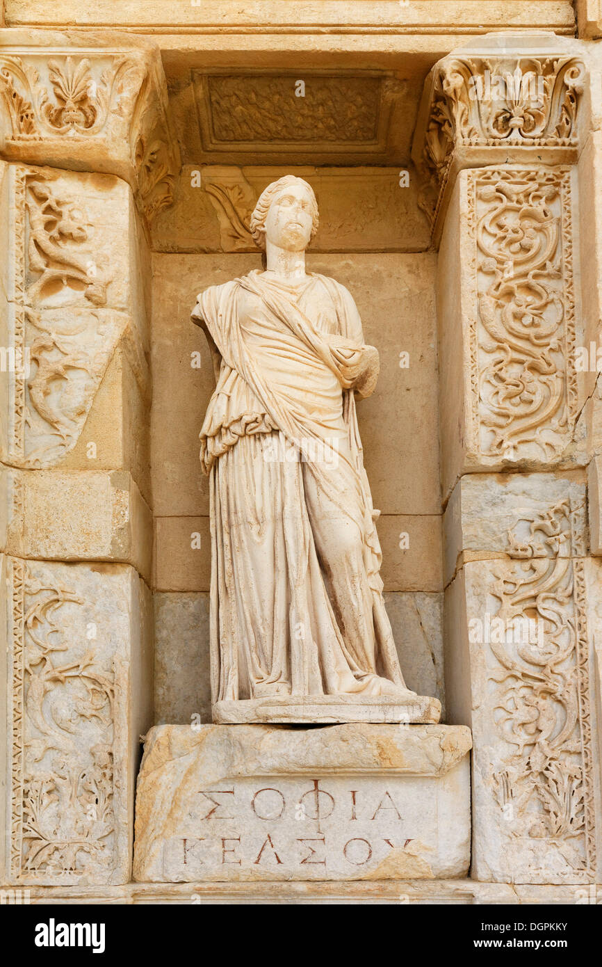 La figura di Sophia, il simbolo di sapienza, Biblioteca di Celso, Efeso, Selçuk, İzmir Provincia, Regione del Mar Egeo, Turchia Foto Stock